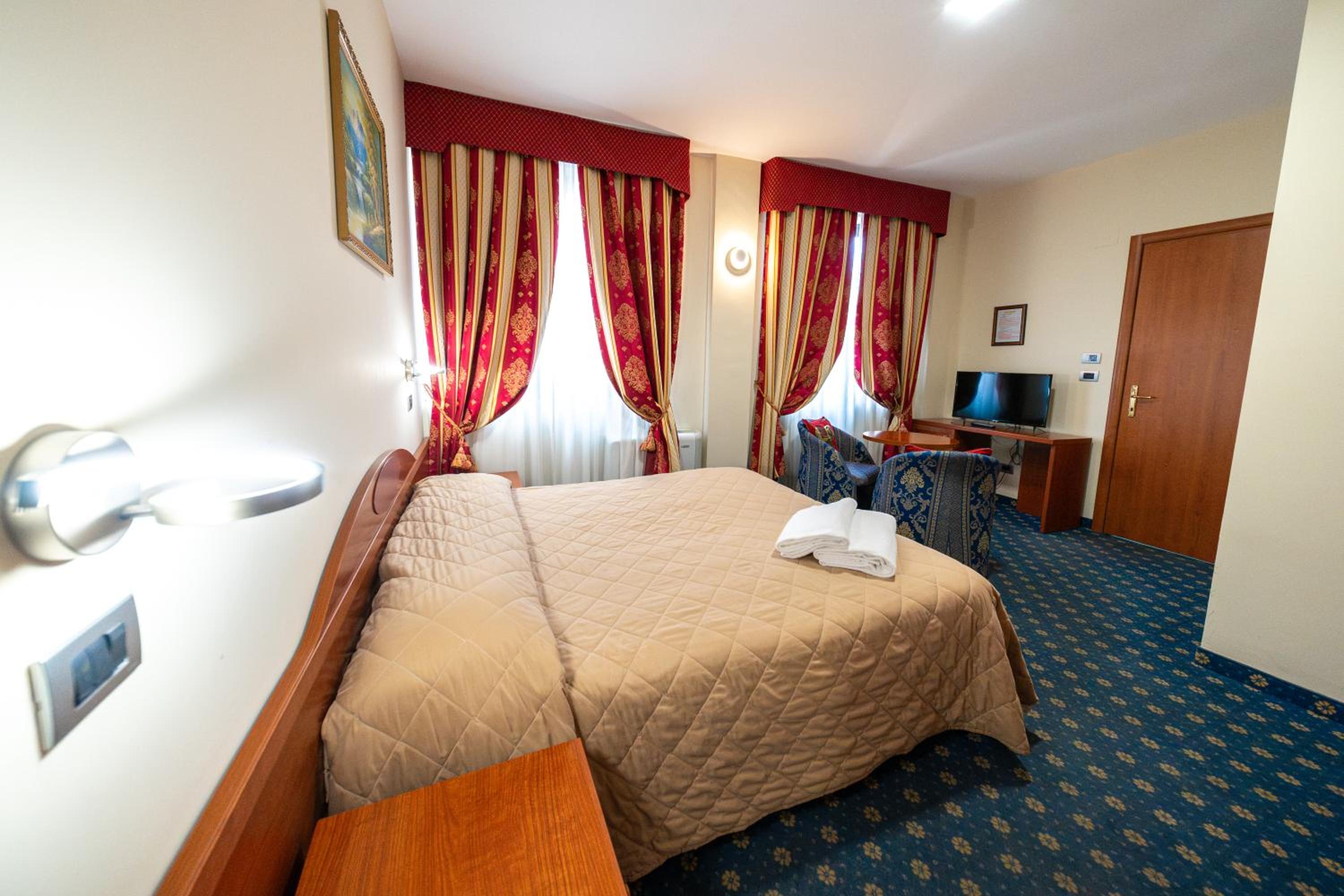 Double Room - Photo 6