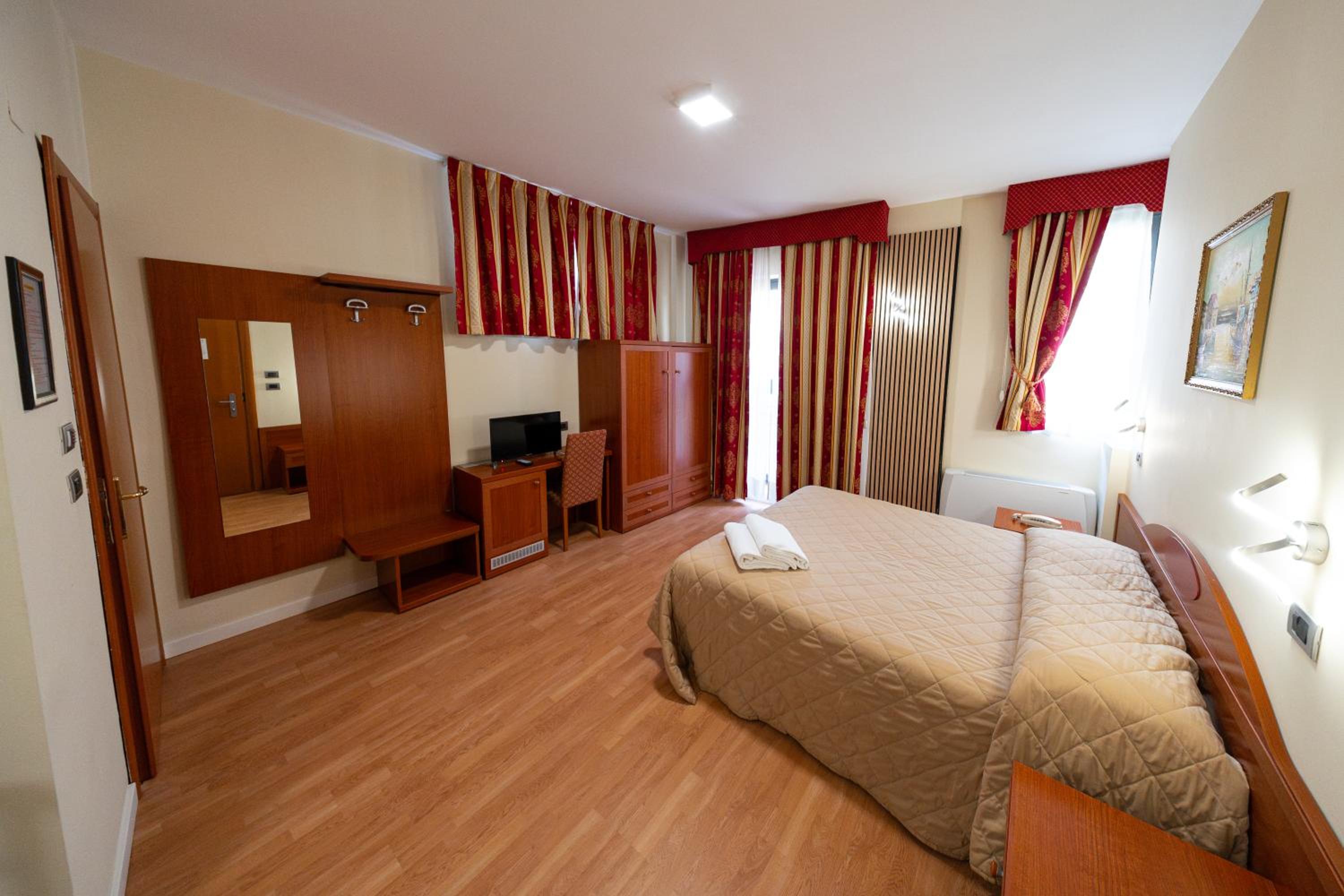 Double Room - Photo 7