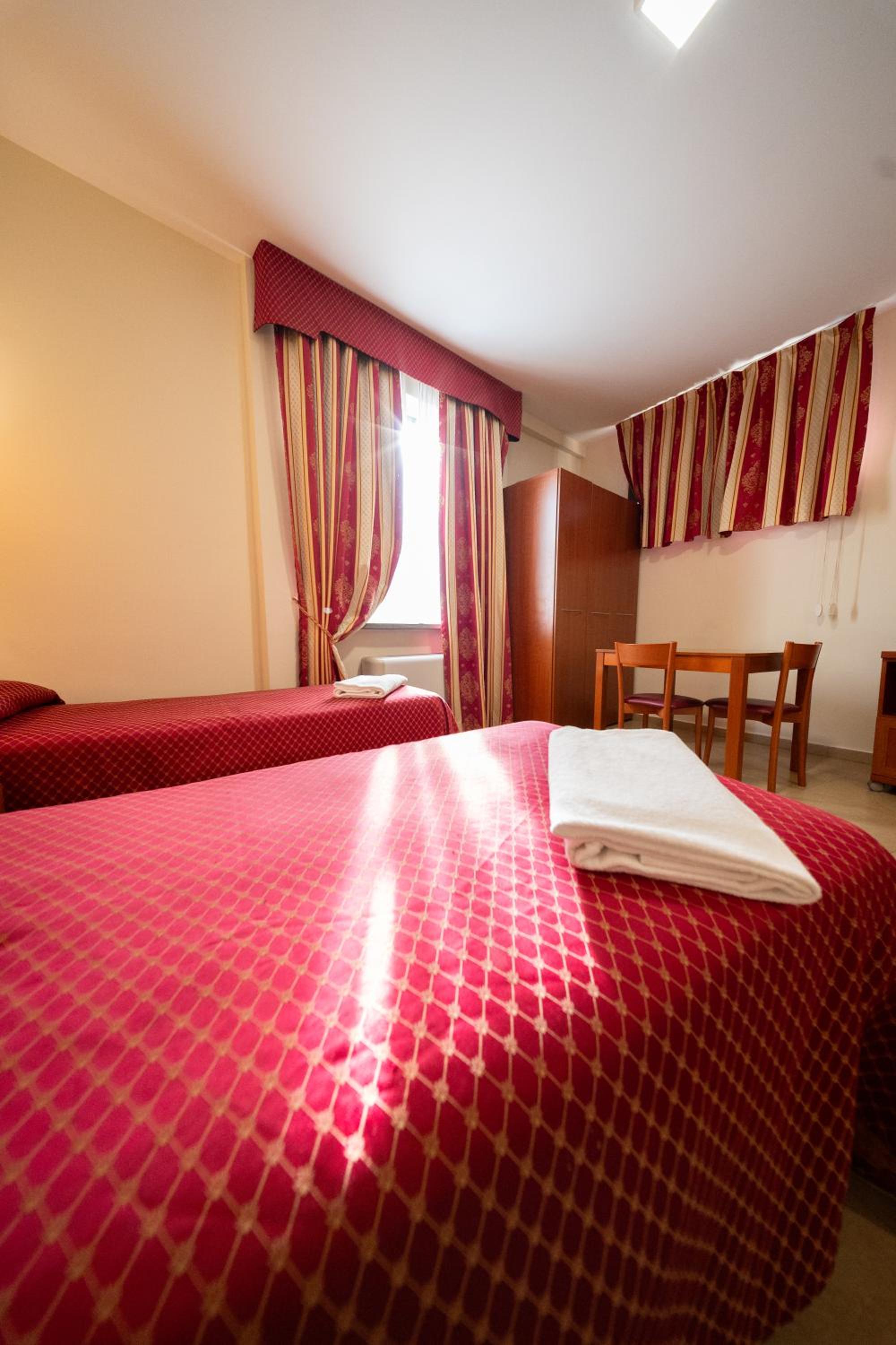 Twin Room - Photo 5