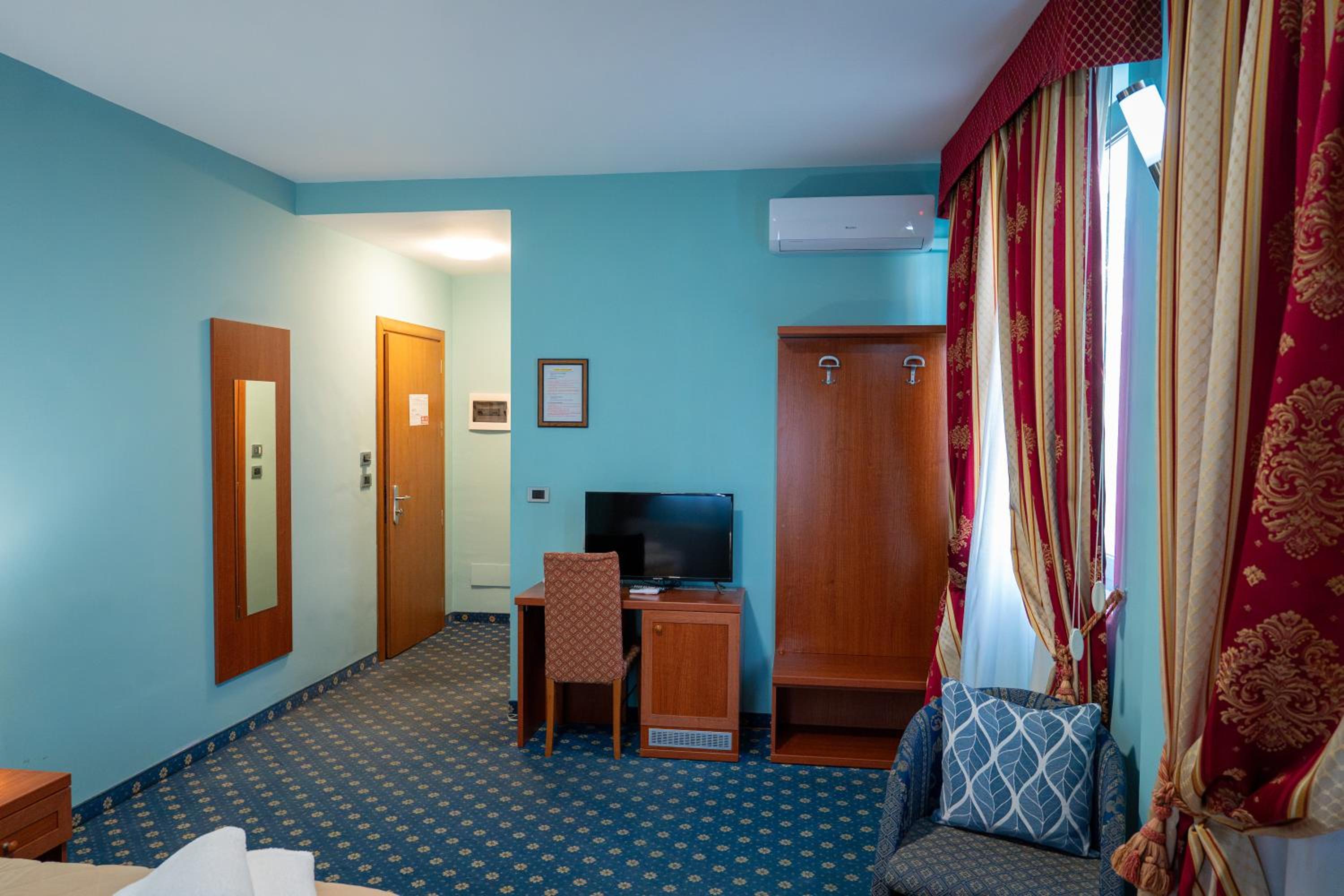 Double Room - Photo 8