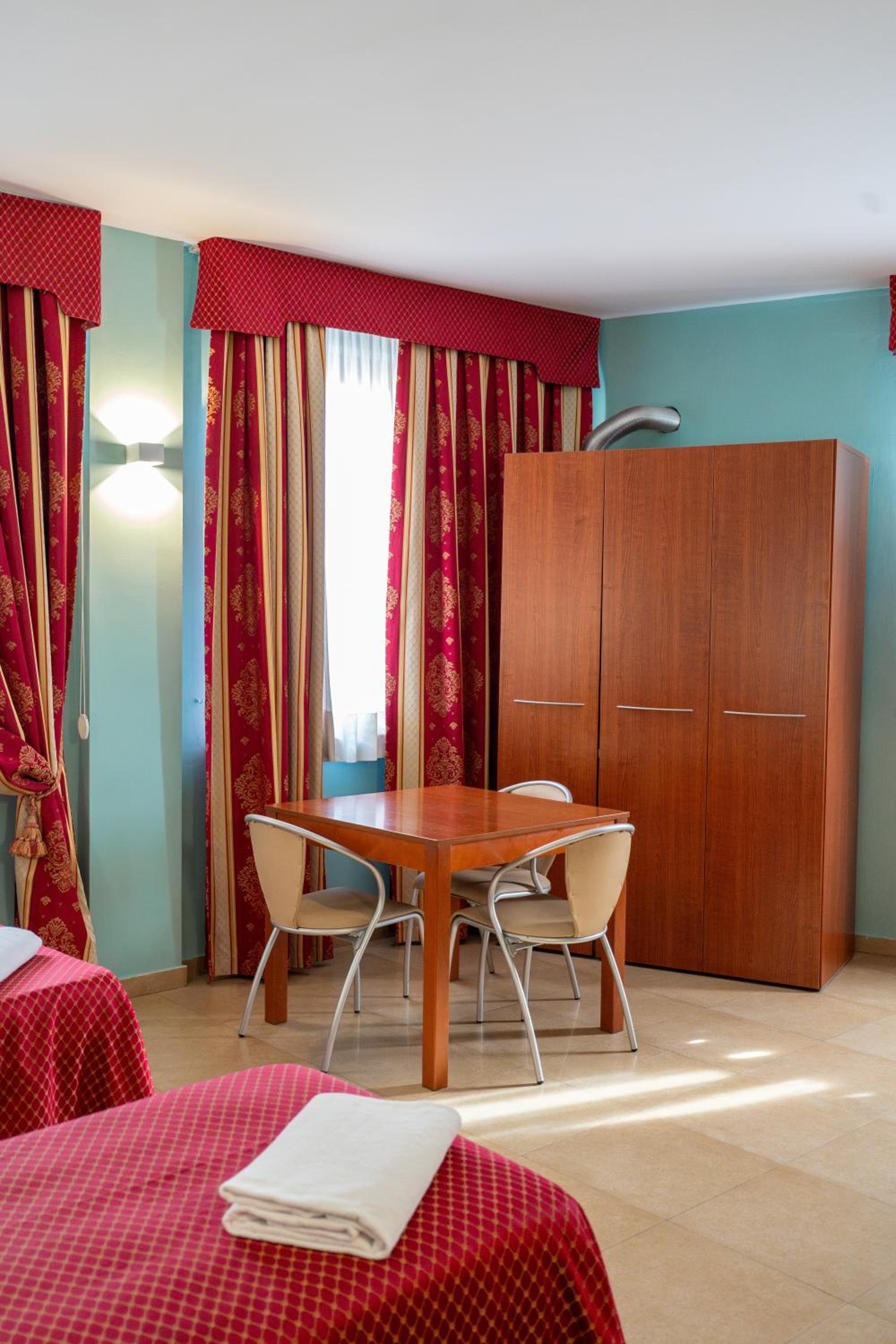 Twin Room - Photo 7