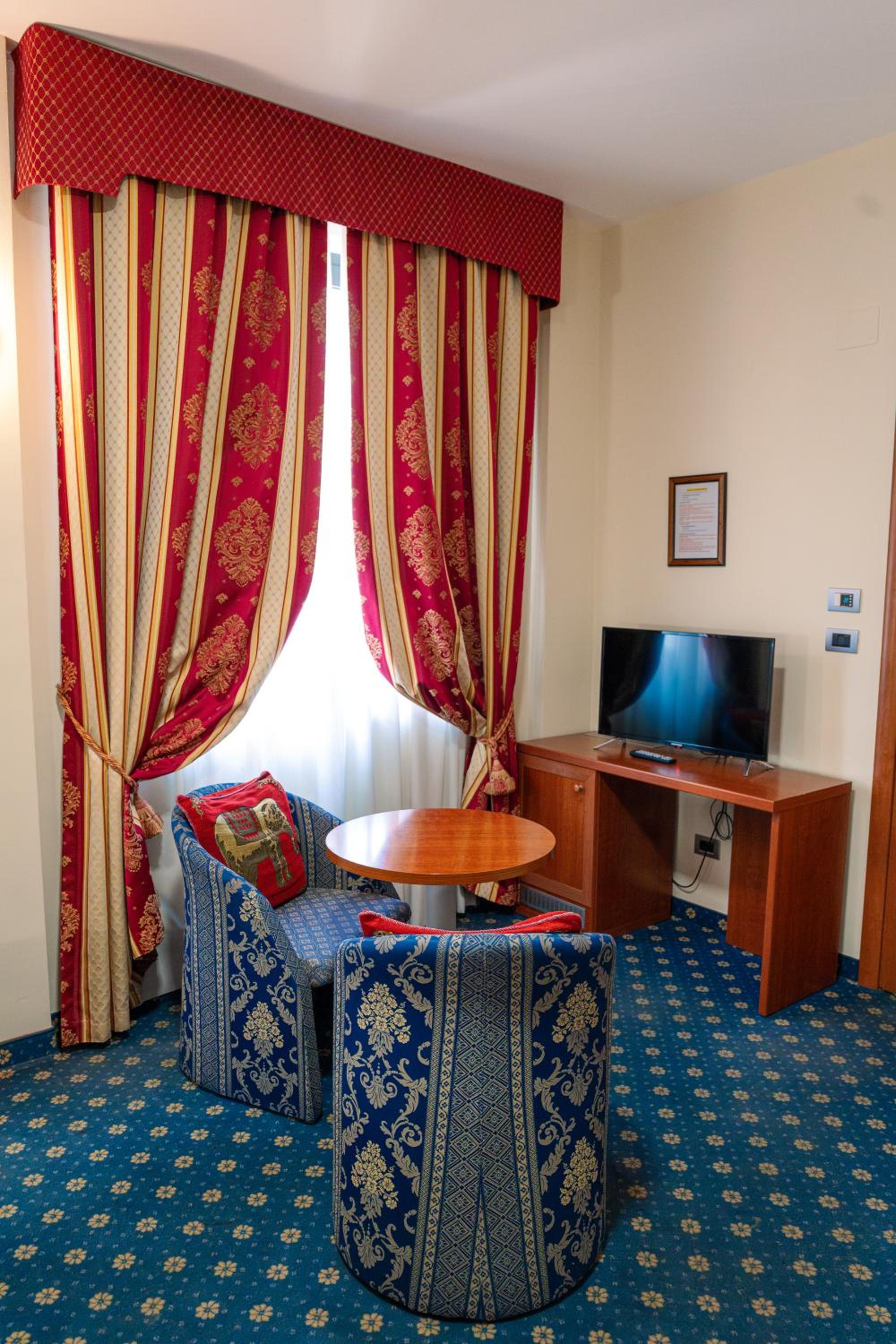 Double Room - Photo 16