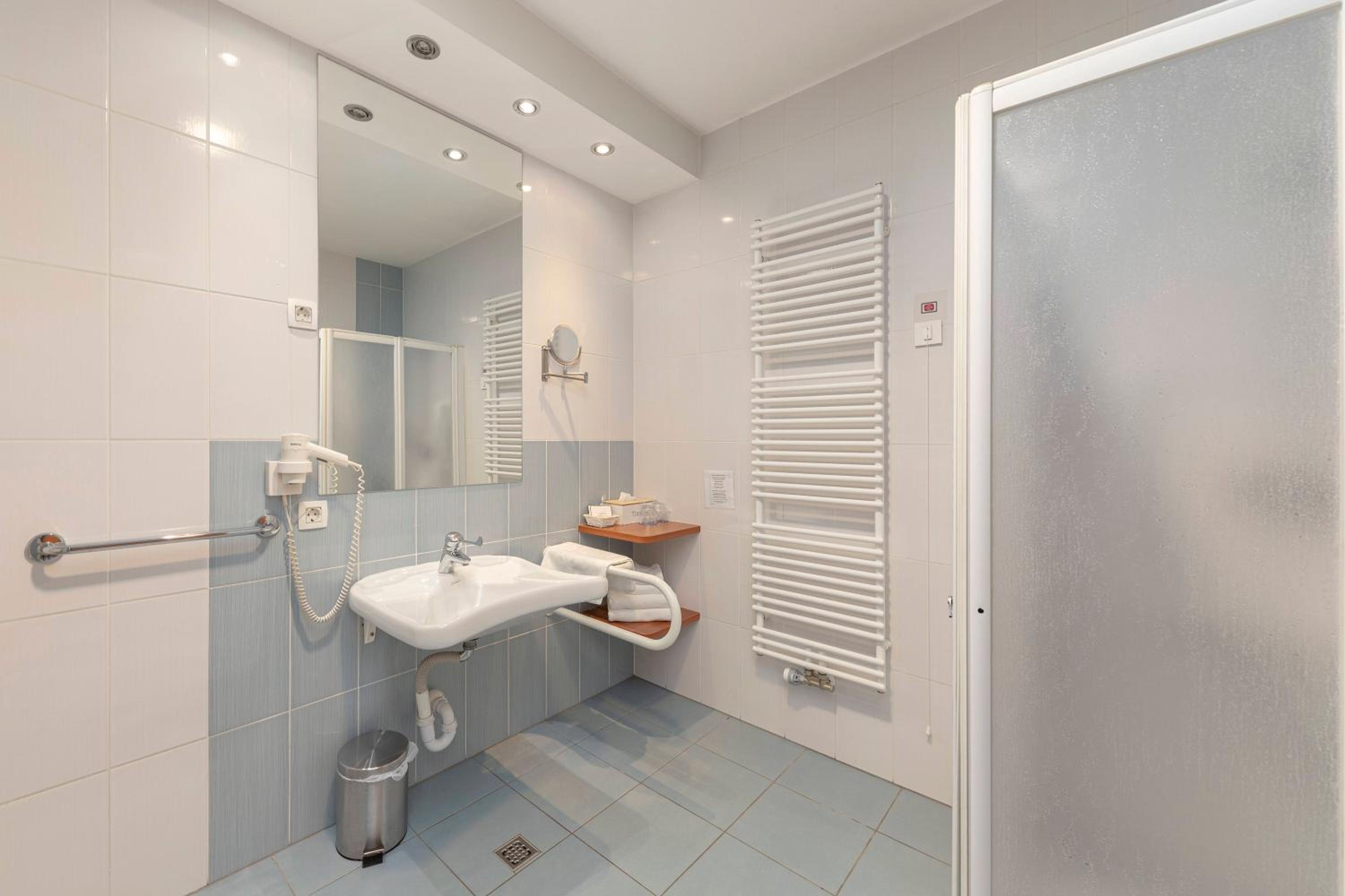 Twin Room - Disability Access - Photo 10