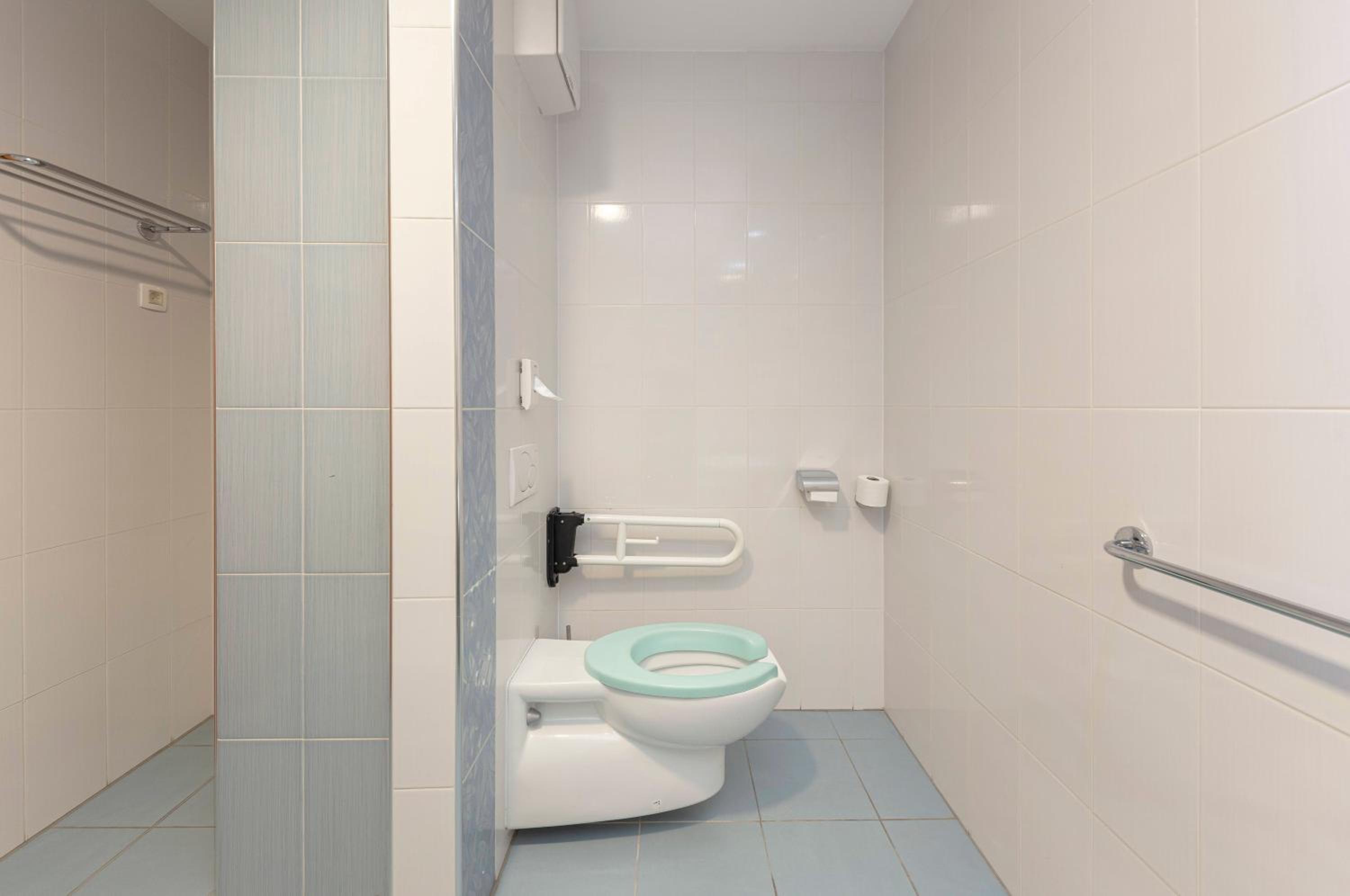Twin Room - Disability Access - Photo 11