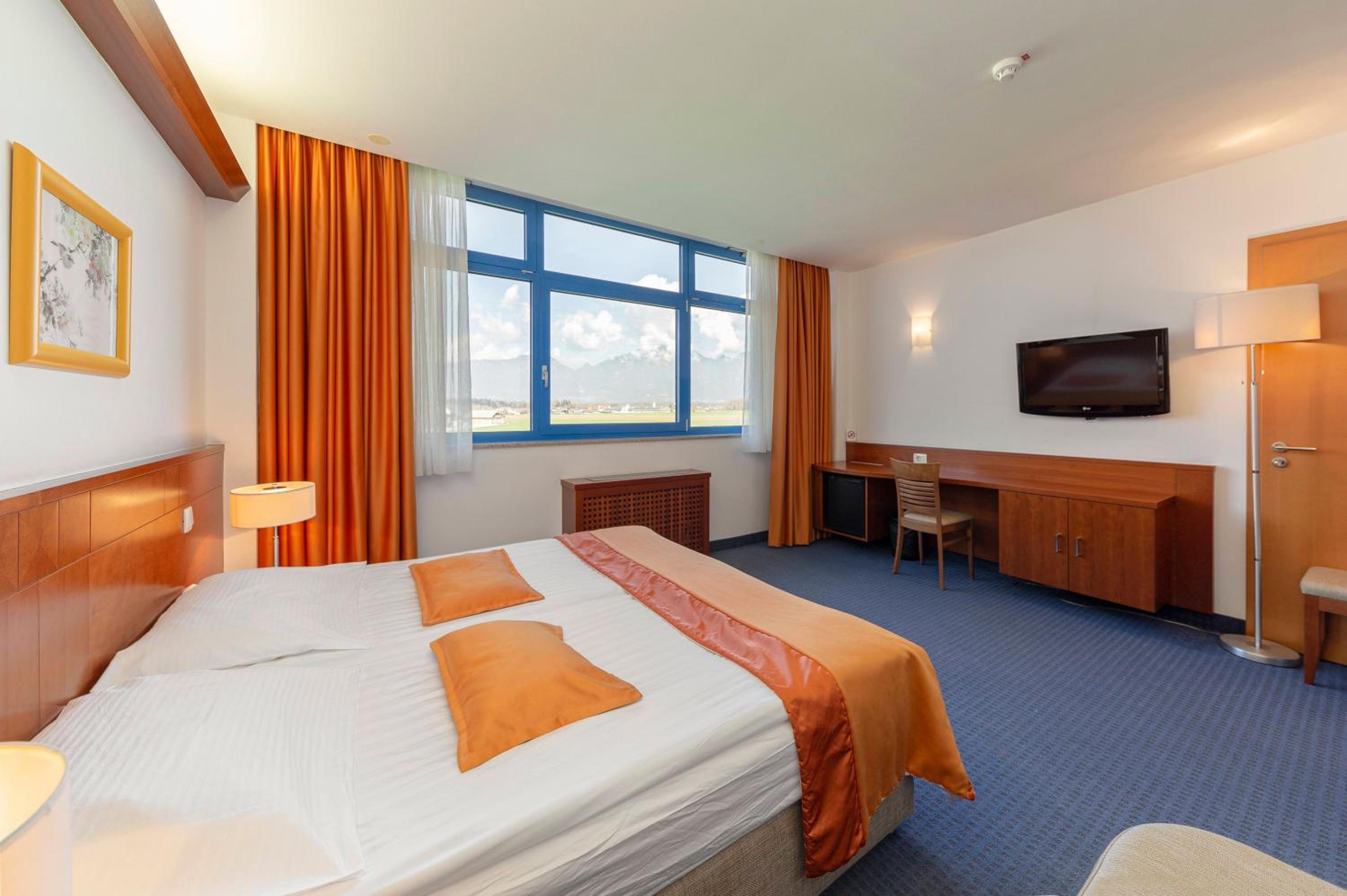 Twin Room - Disability Access - Photo 7