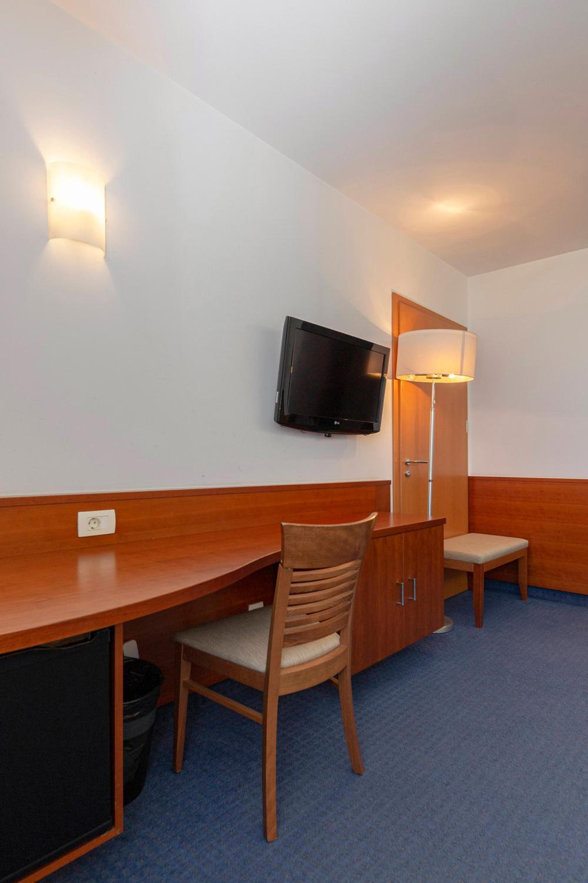 Twin Room - Disability Access - Photo 13