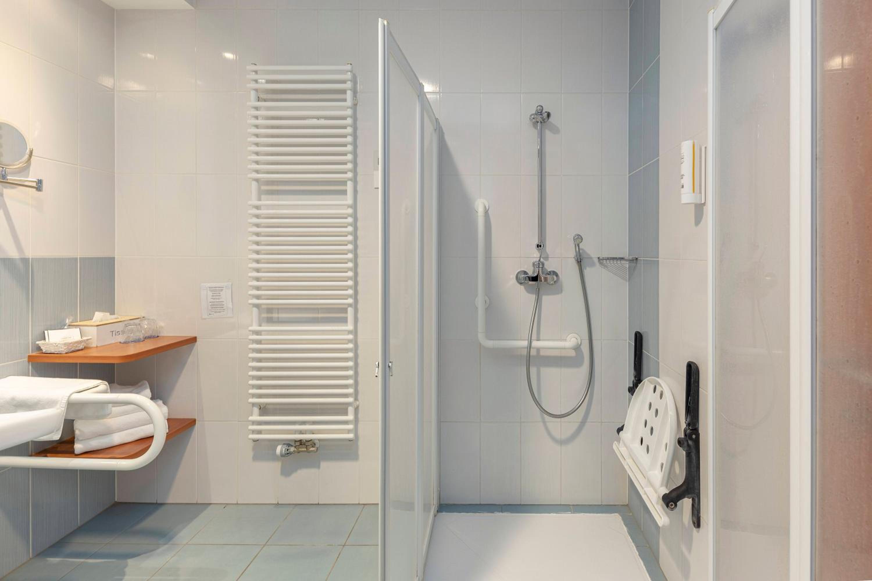 Twin Room - Disability Access - Photo 6