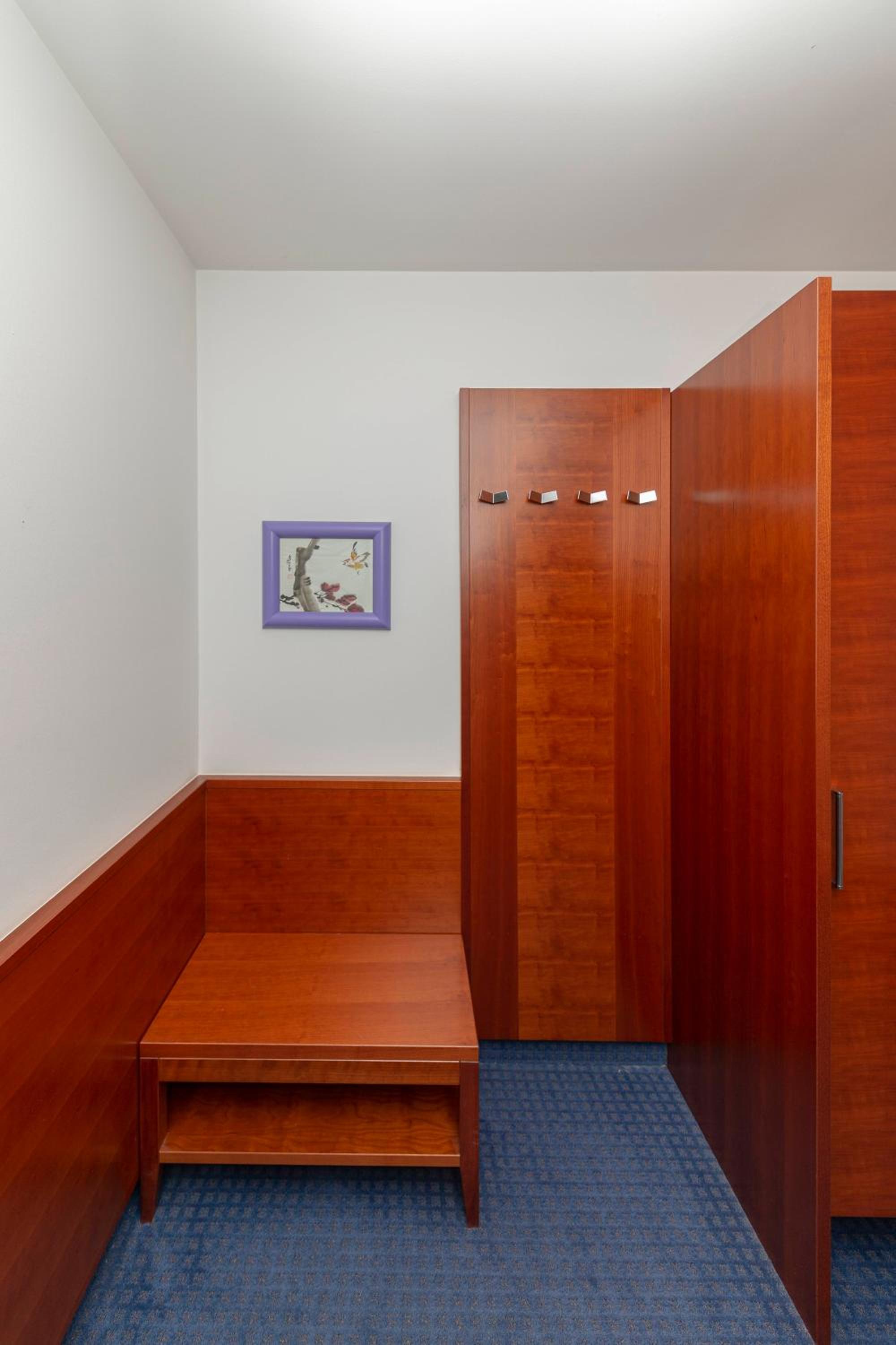Twin Room - Disability Access - Photo 5