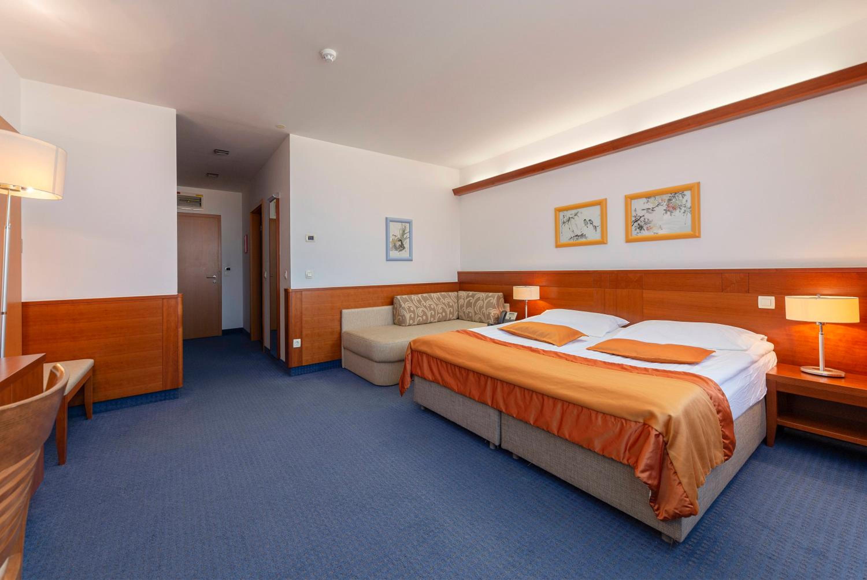Twin Room - Disability Access - Photo 4