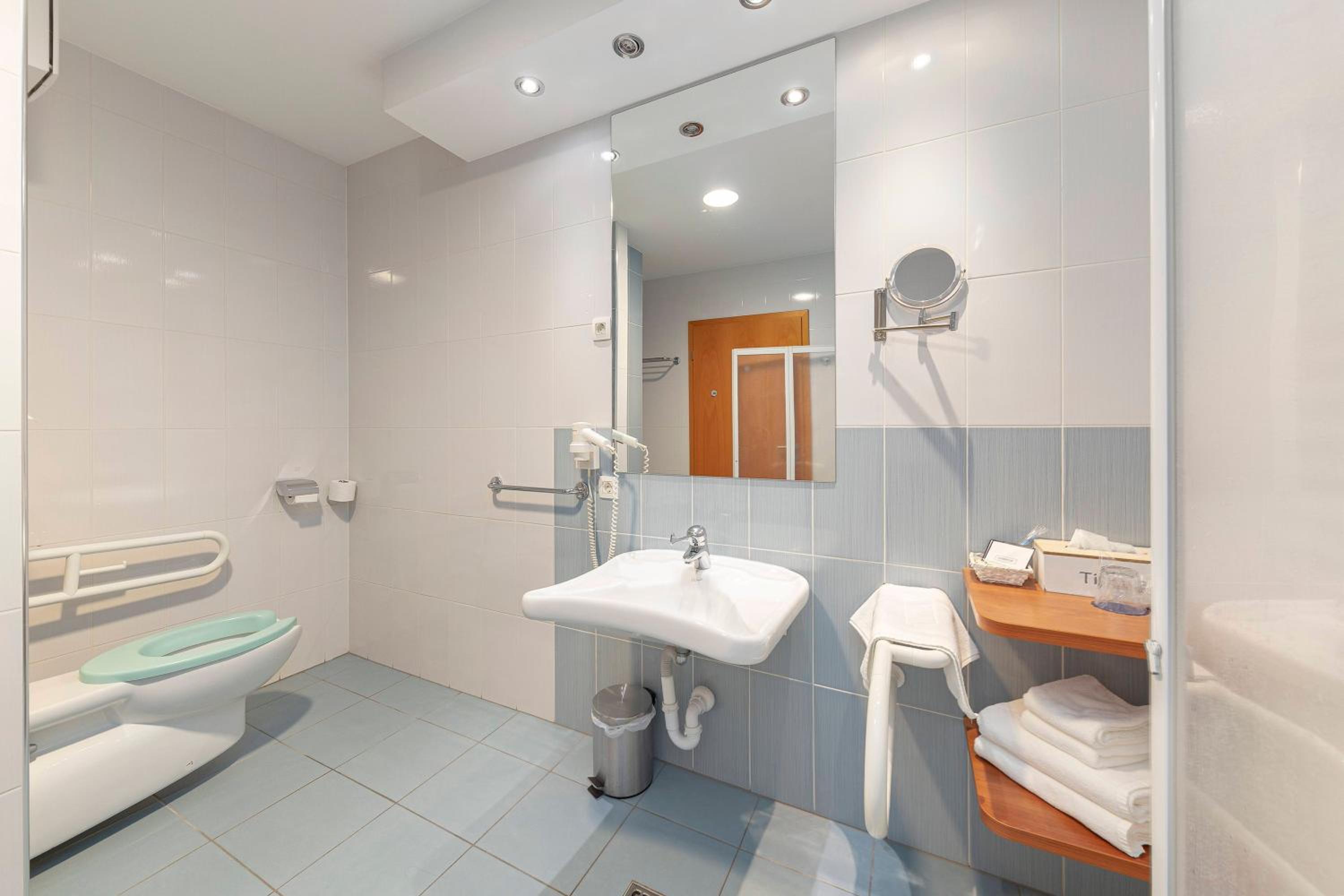 Twin Room - Disability Access - Photo 12