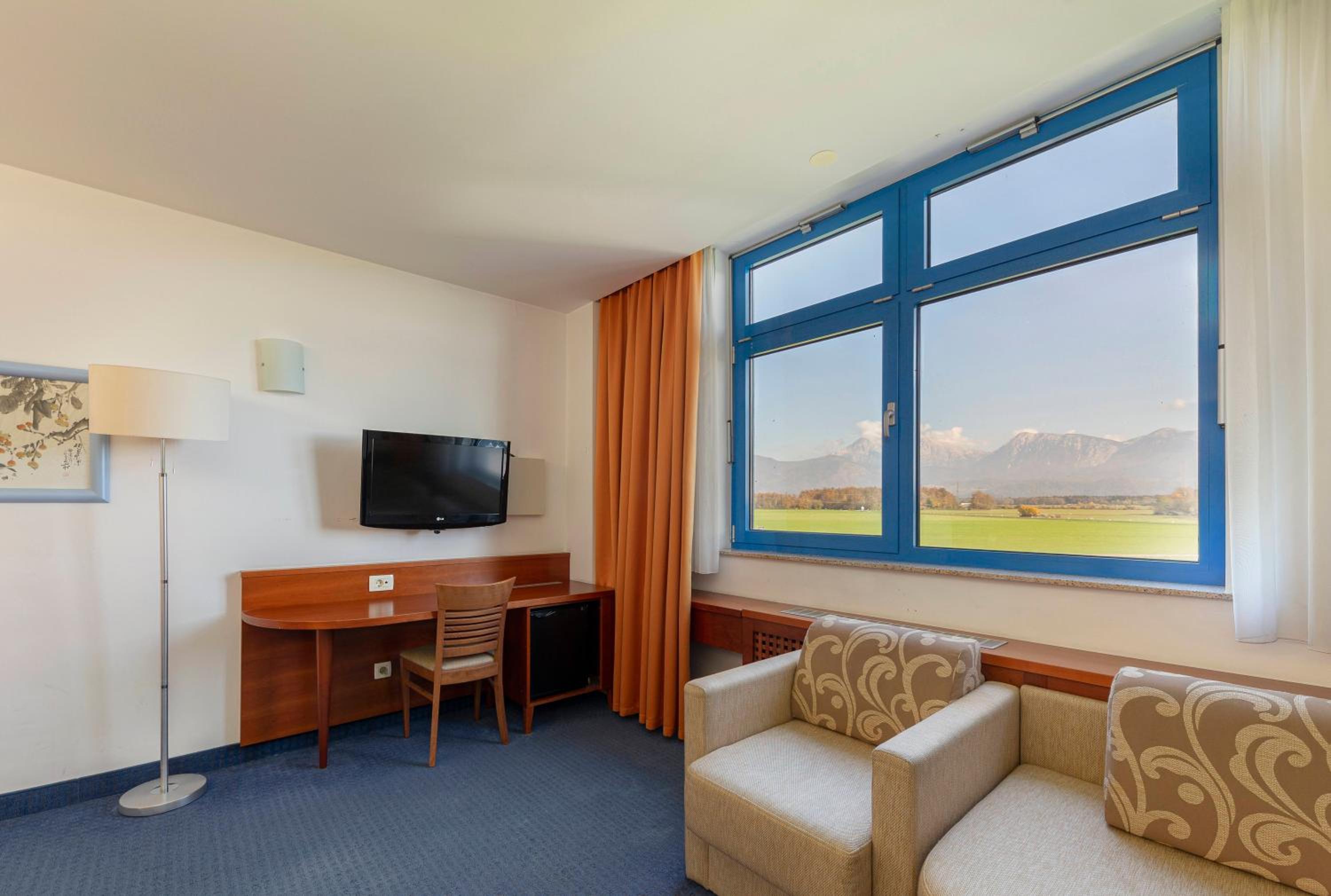 Quadruple Room with Mountain View - Photo 5