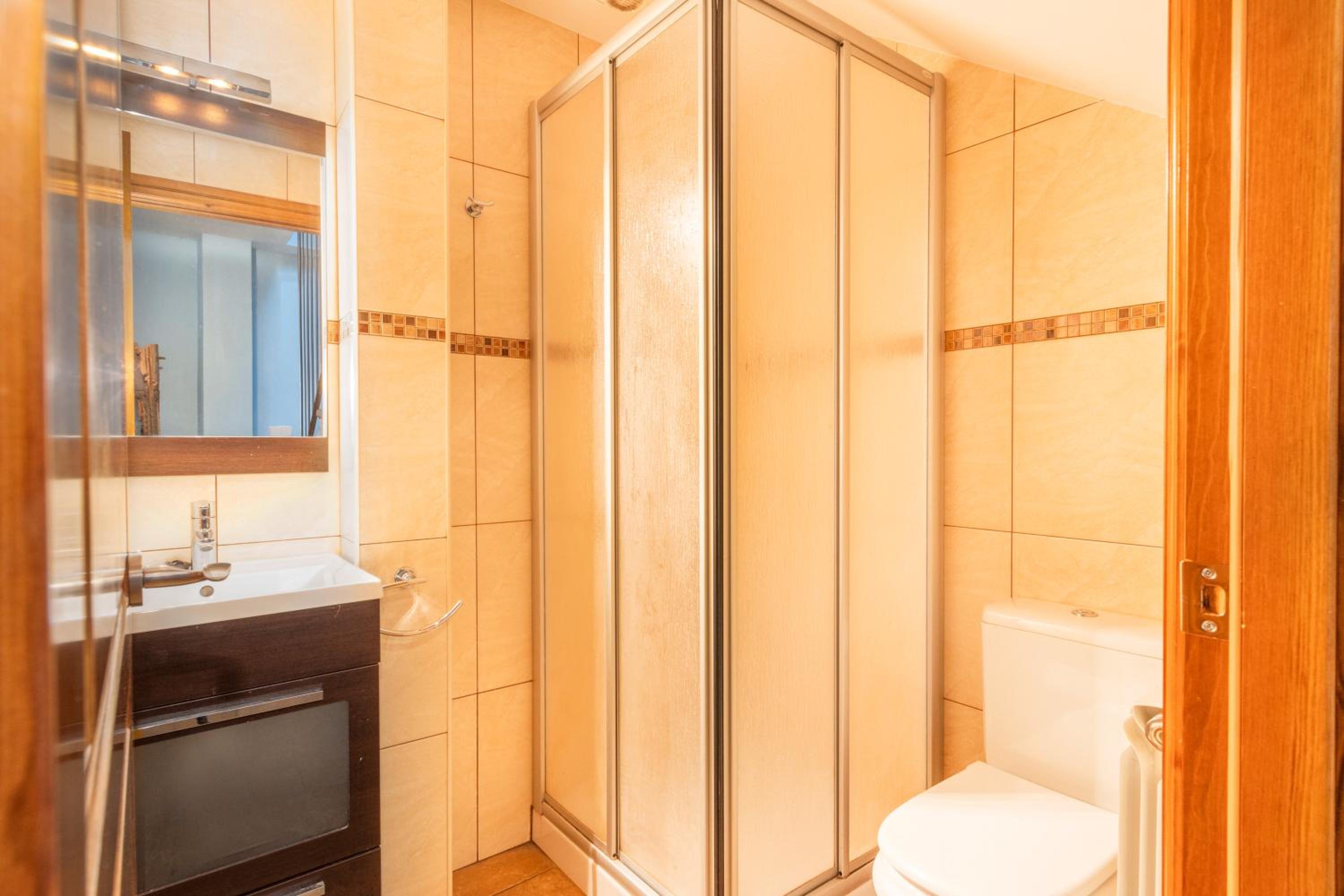 Three-Bedroom Apartment with Mountain View photo 3
