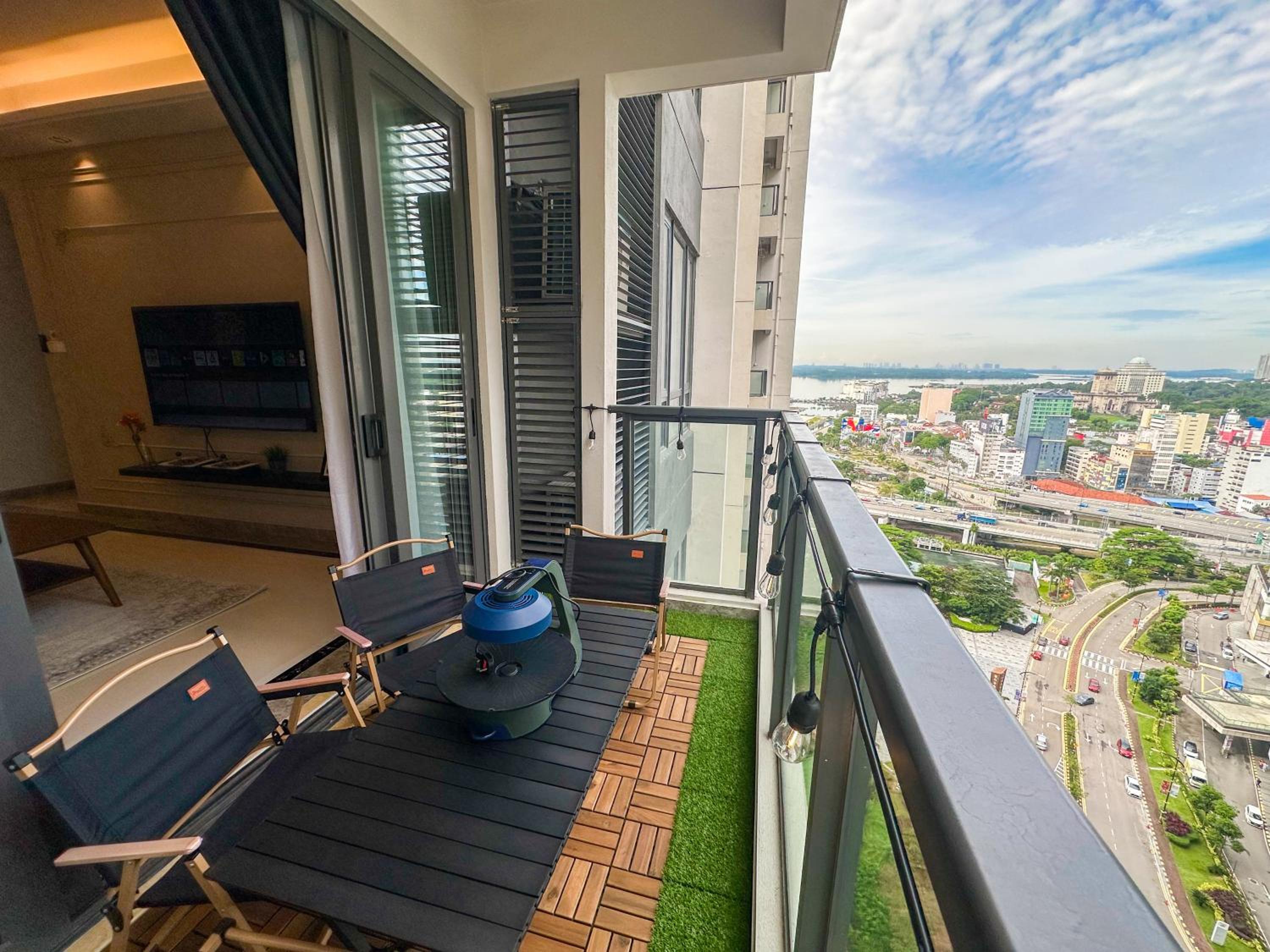Two-Bedroom Deluxe Apartment with Balcony photo 2