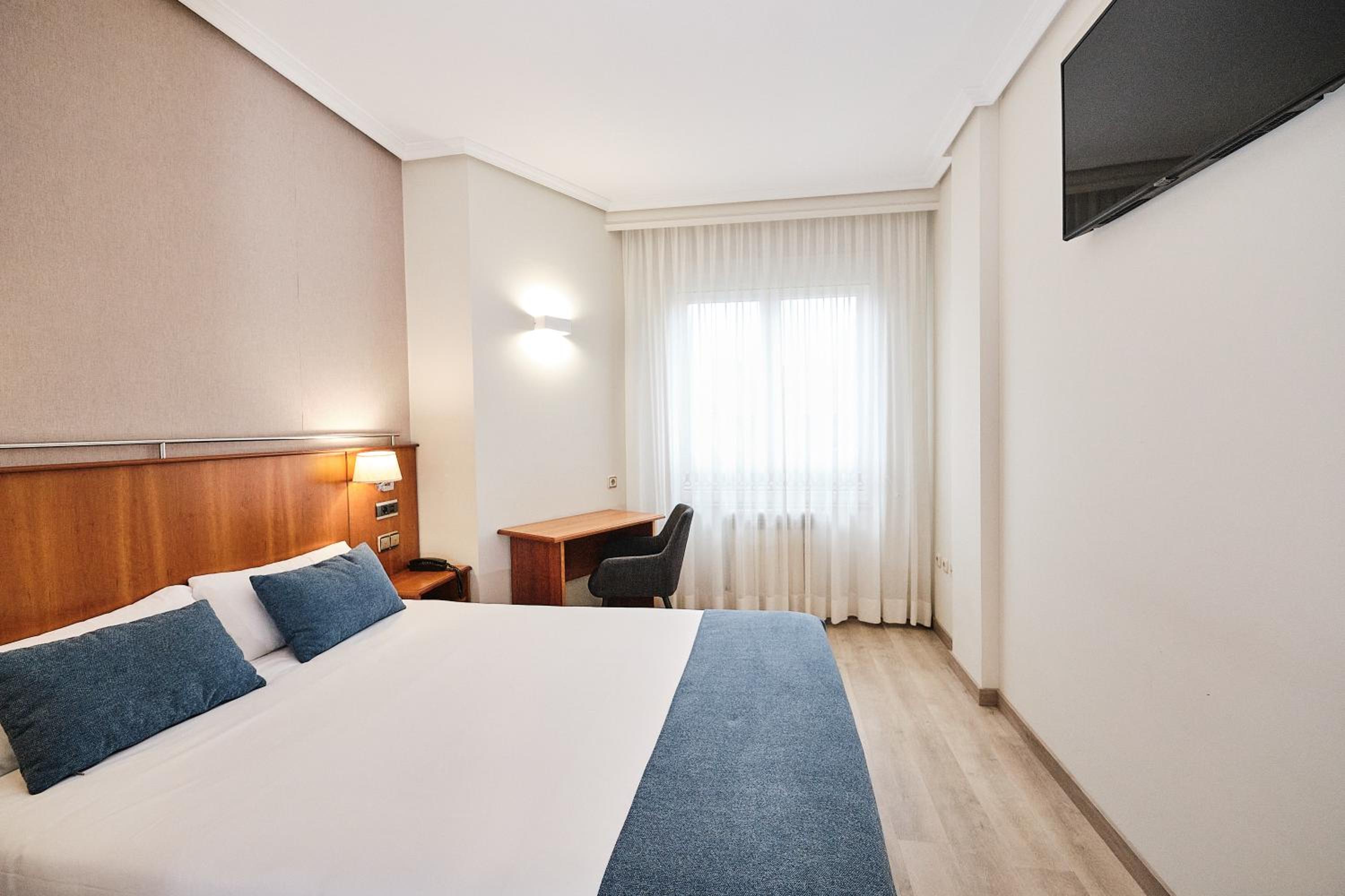 Double or Twin Room - Photo 2