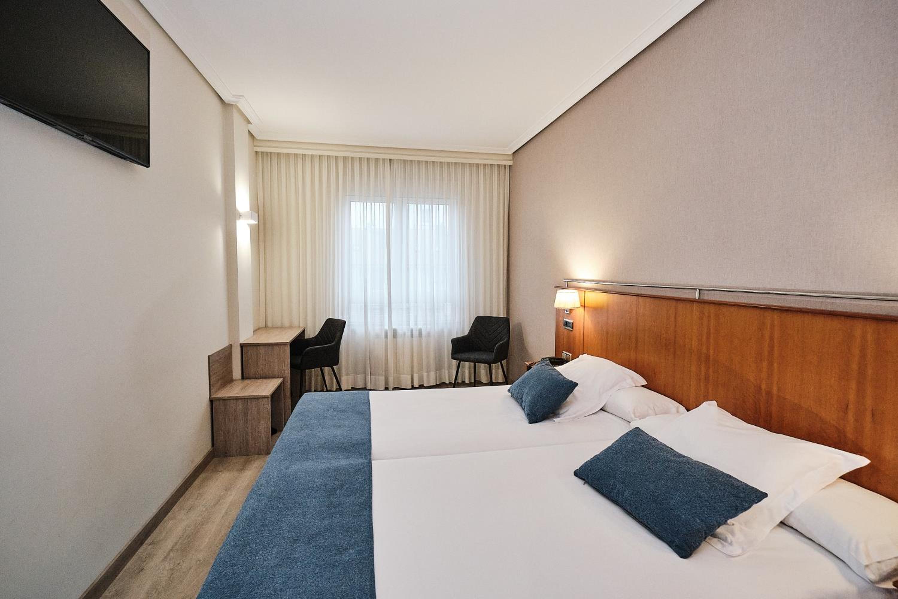 Double or Twin Room - Photo 4