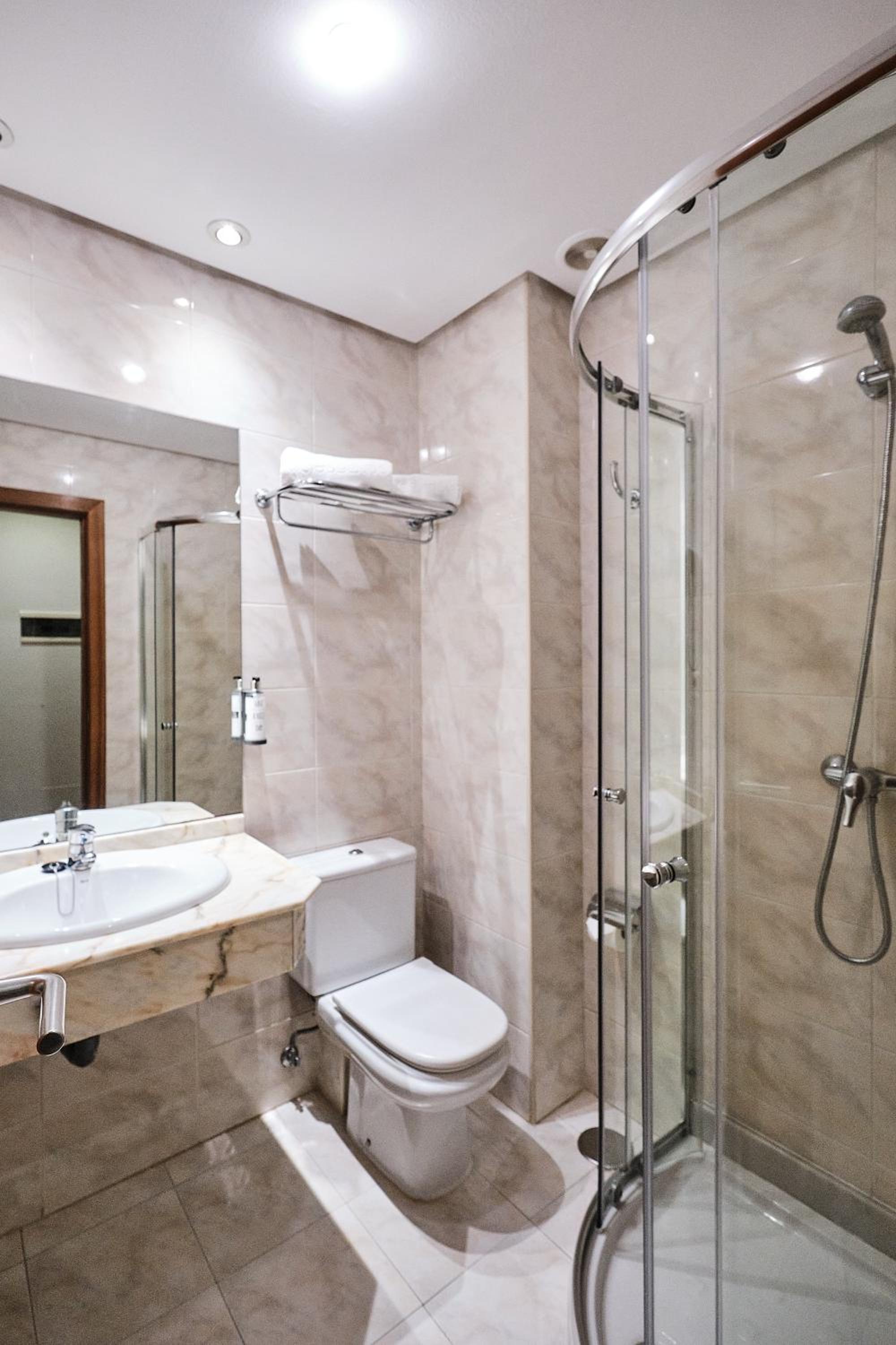 Double or Twin Room - Photo 3