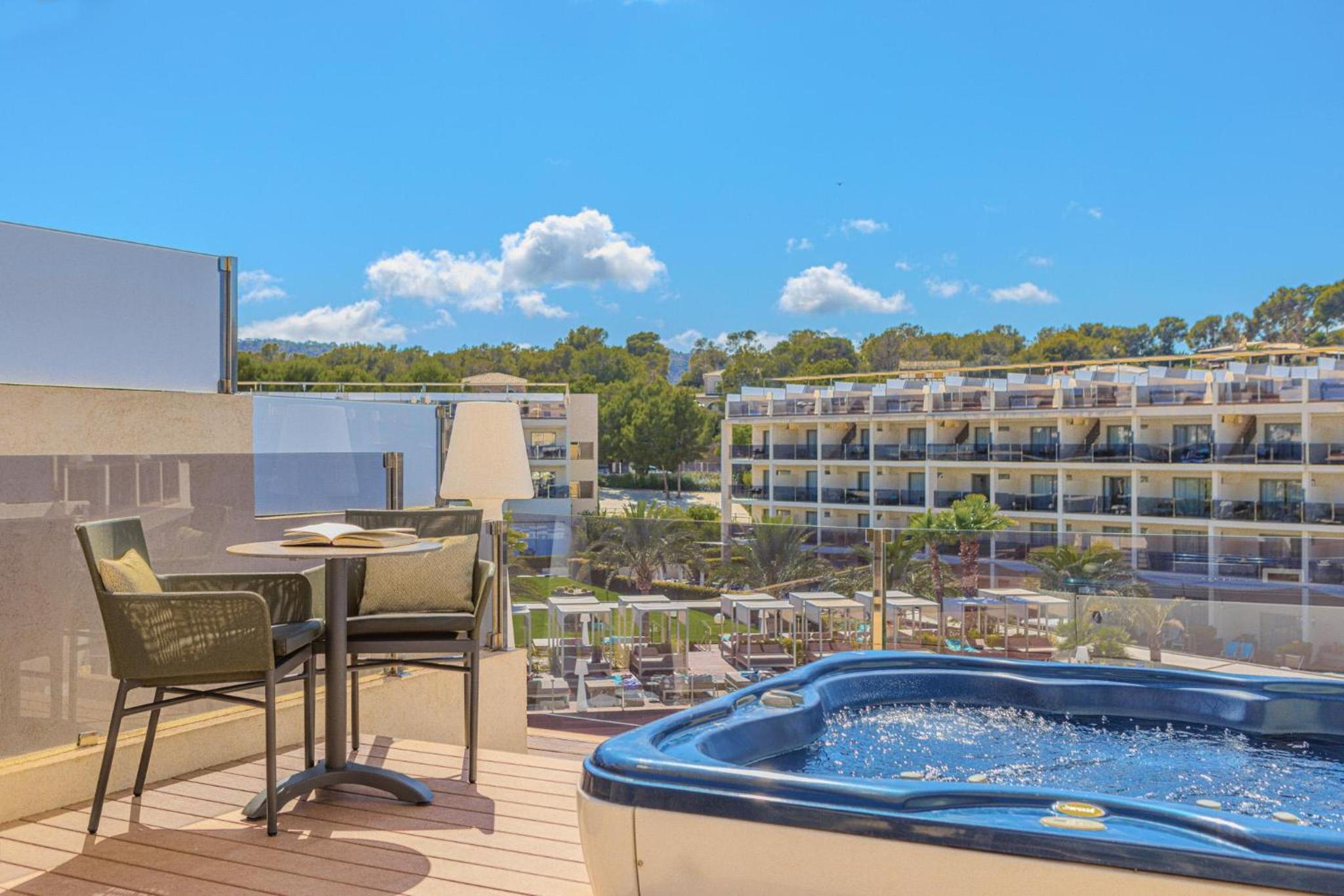 Junior Penthouse Suite Pool View Zafiro Club
