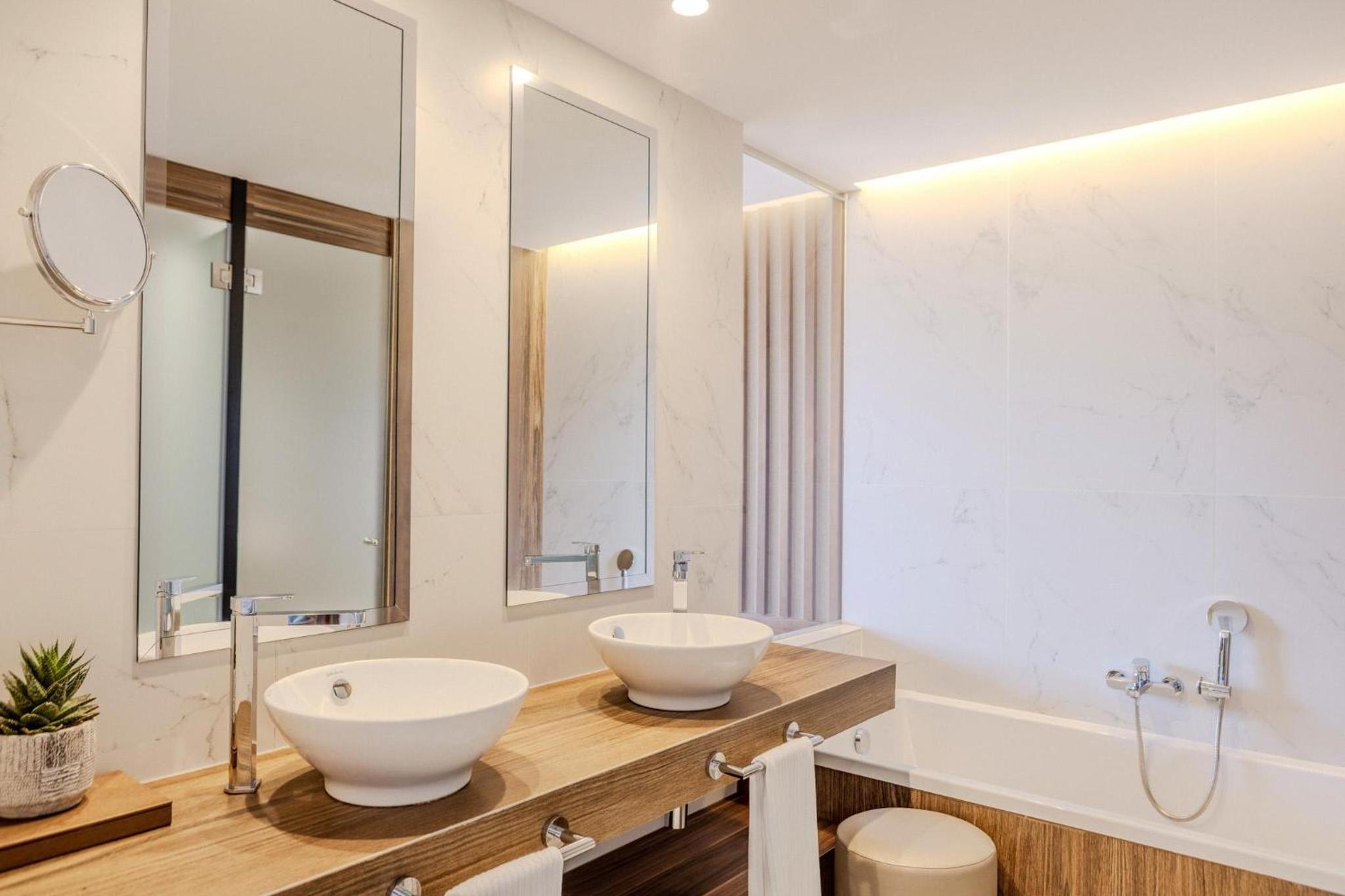 Junior Suite with Pool View Zafiro Club