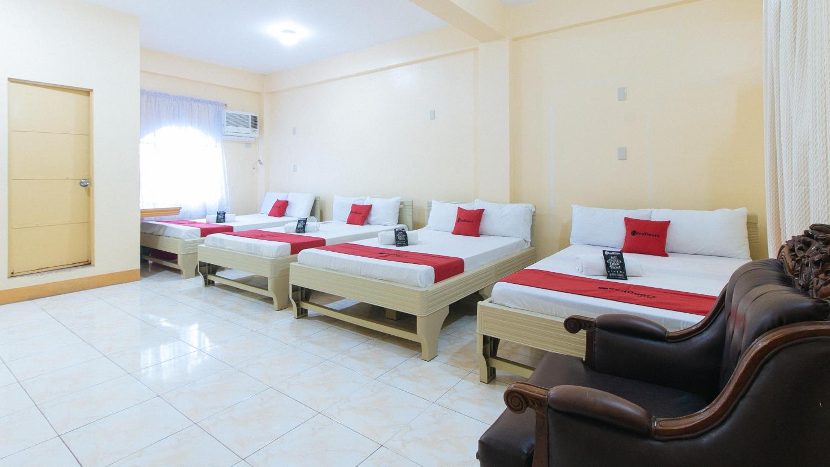 Deluxe Family Room - Photo 3