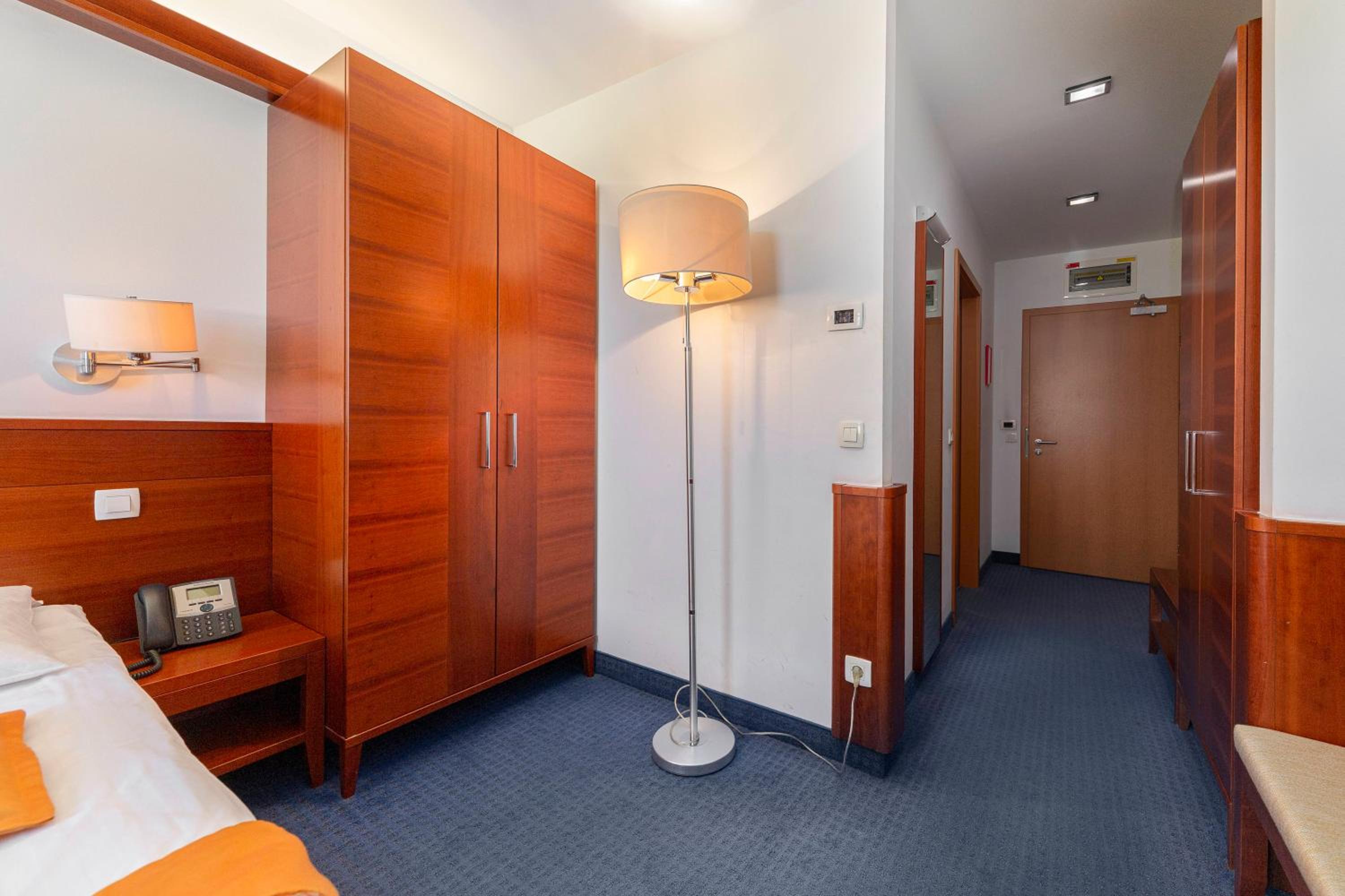 Double or Twin Room with Mountain View - Photo 10