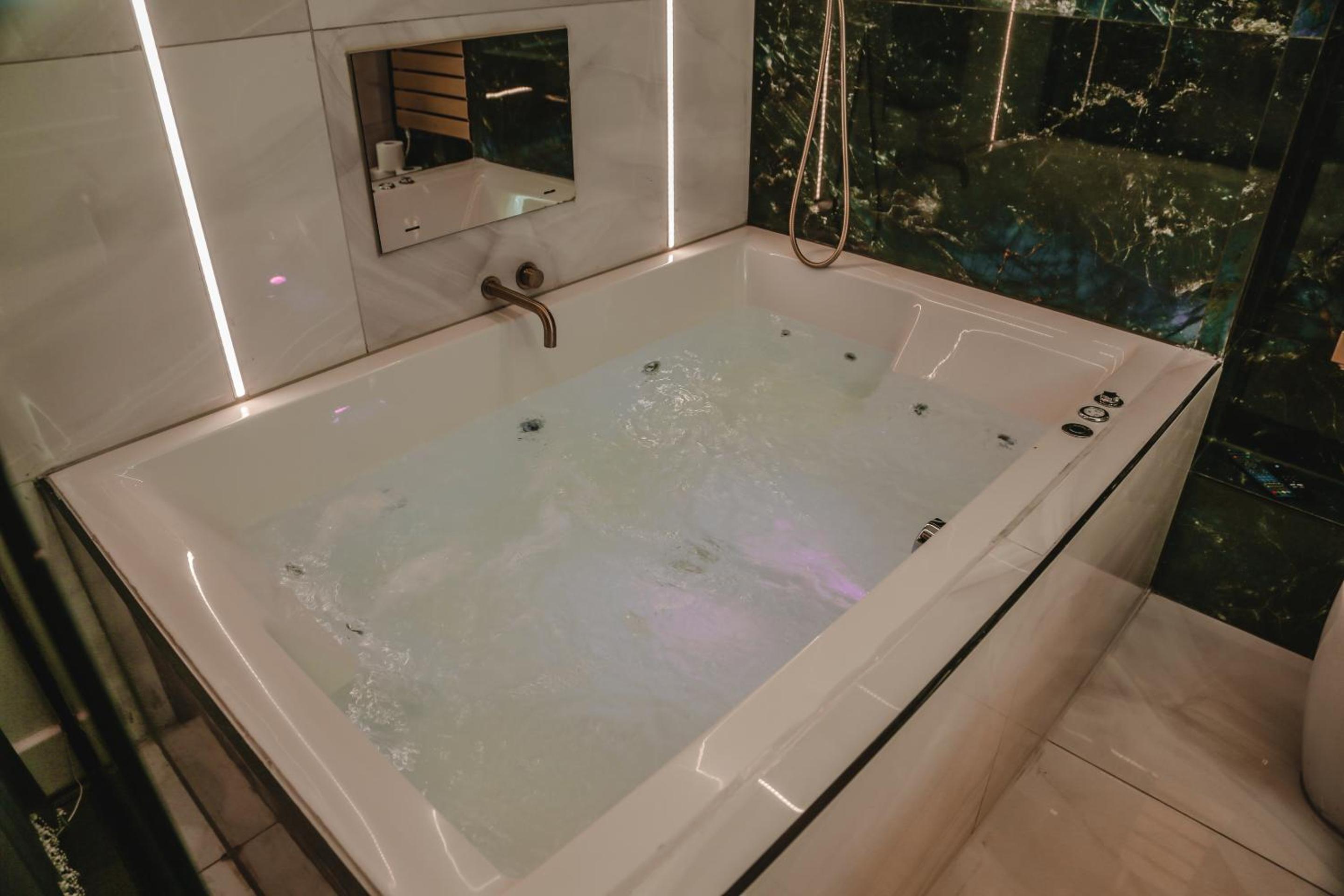 One-Bedroom Apartment With Spa Bath photo 3