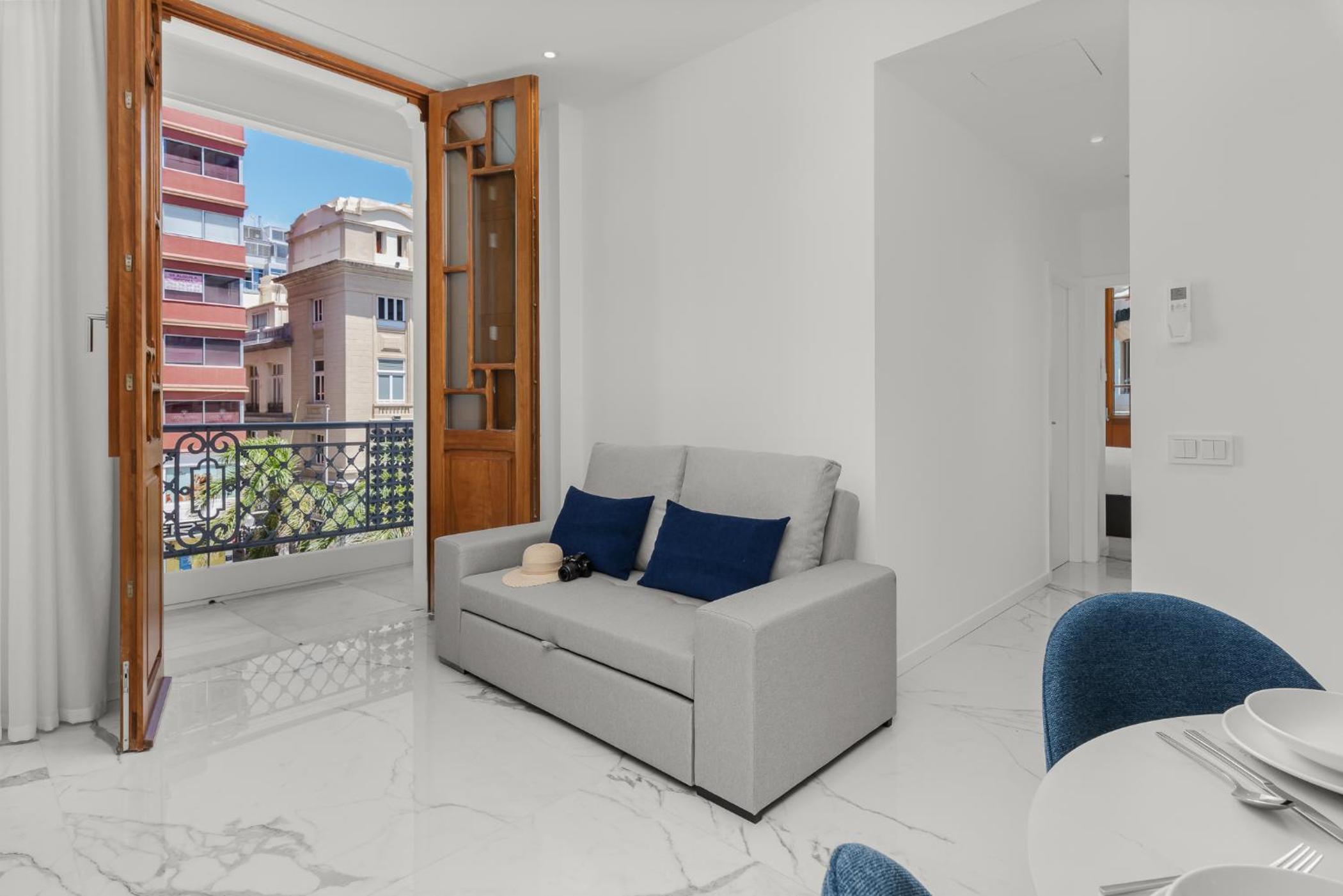 Apartamento de lujo de dos habitaciones con balcón
