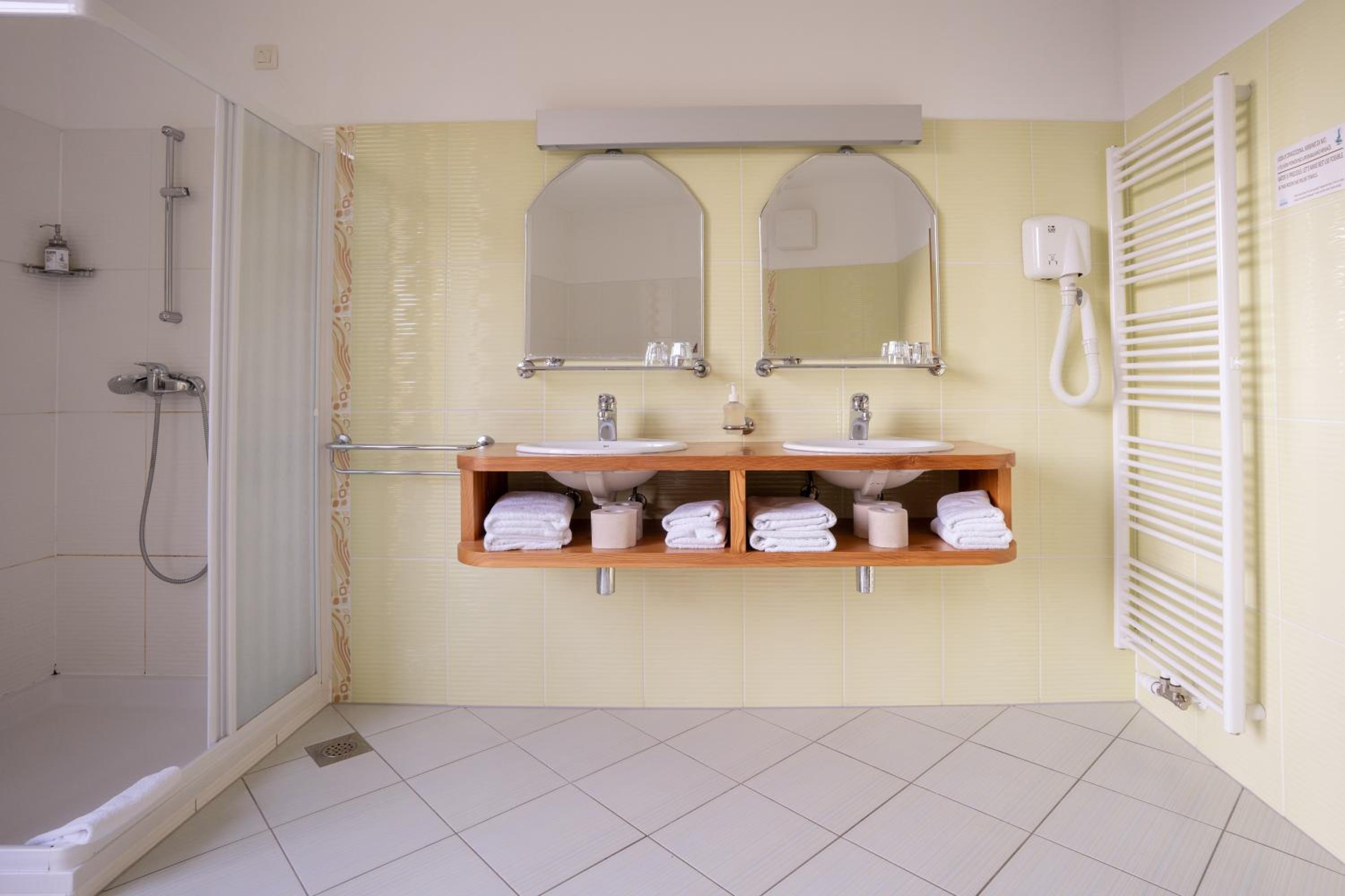 Deluxe Double Room with Balcony - Photo 2