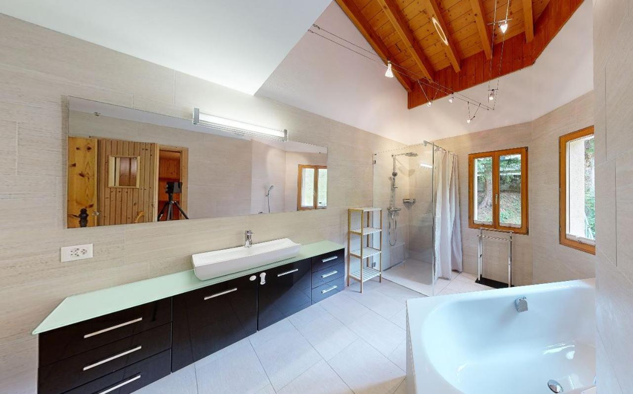 Three-Bedroom Apartment with View photo 2