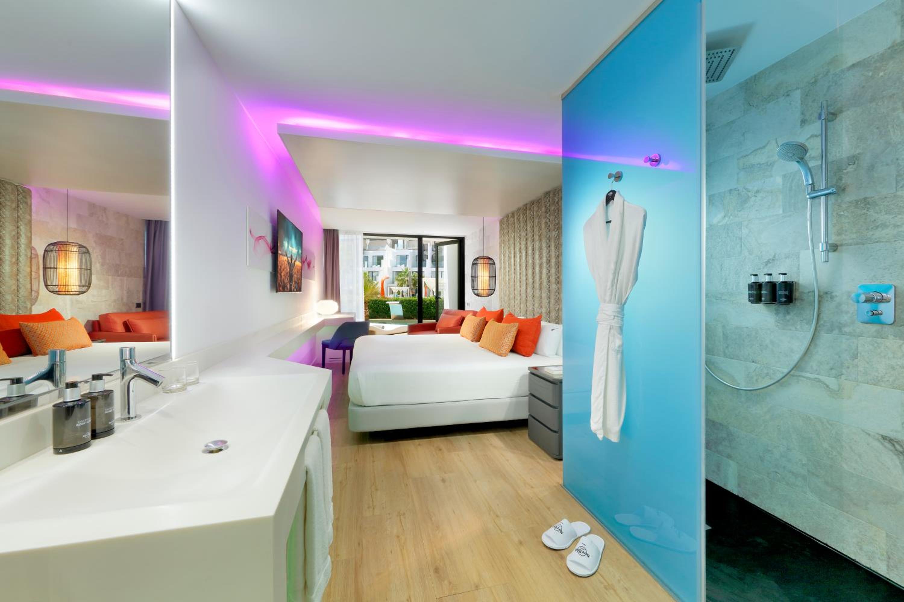 Deluxe Room Swim Up