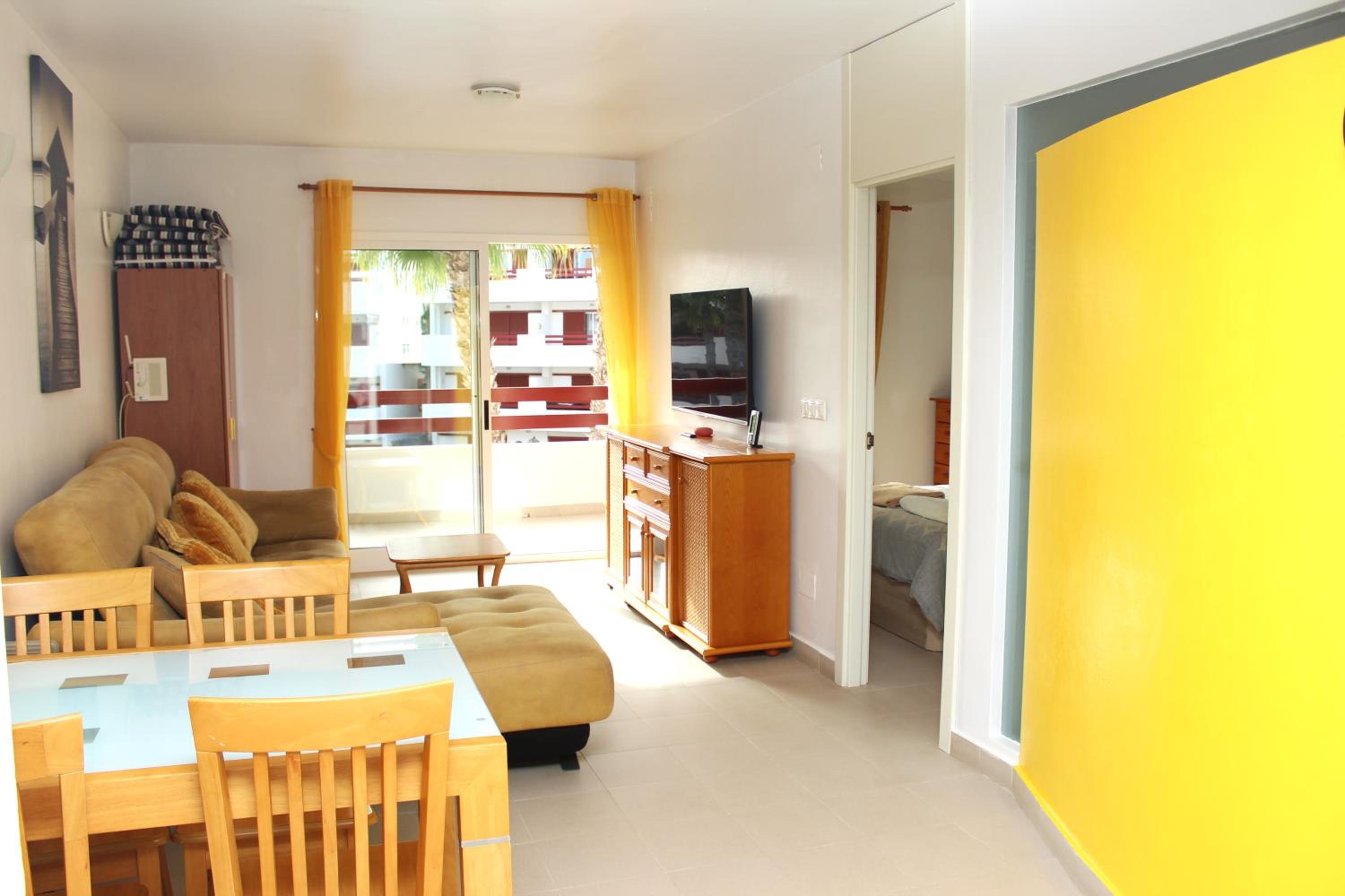 Apartamento de Dos Dormitorios con Vista a la Piscina