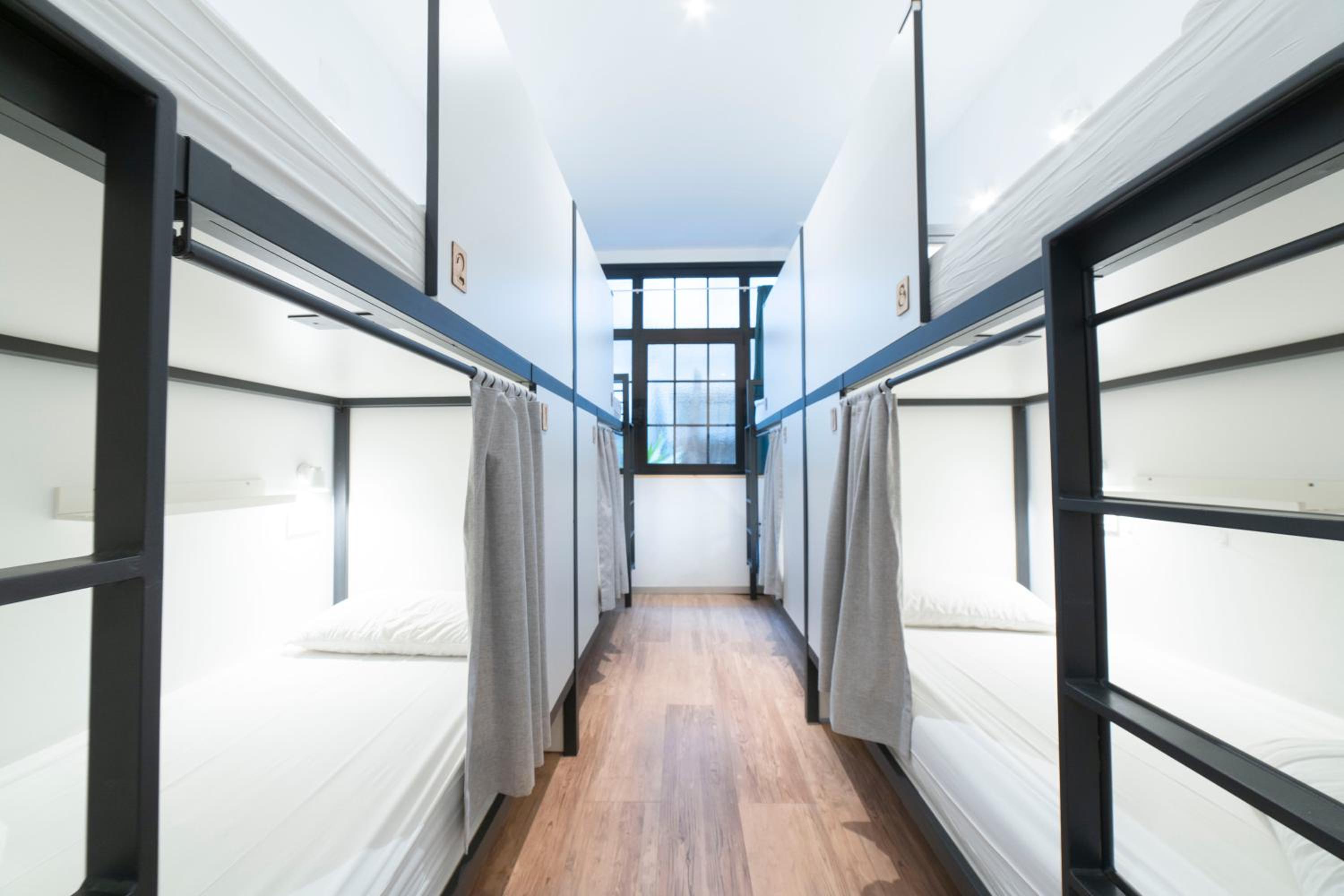 Cama en Habitación Compartida Femenina de 8 Camas