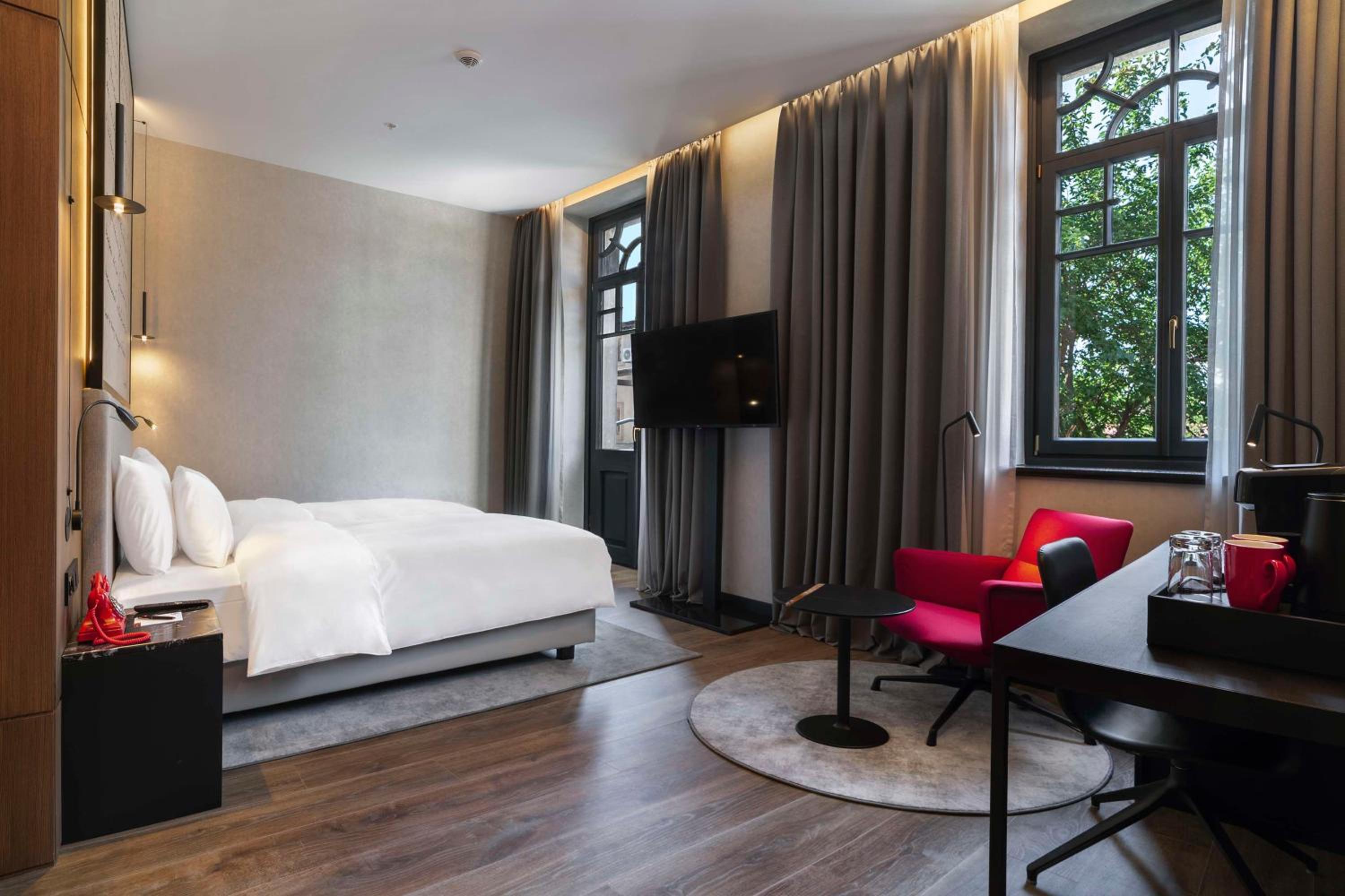 Superior Room with Balcony - Photo 4