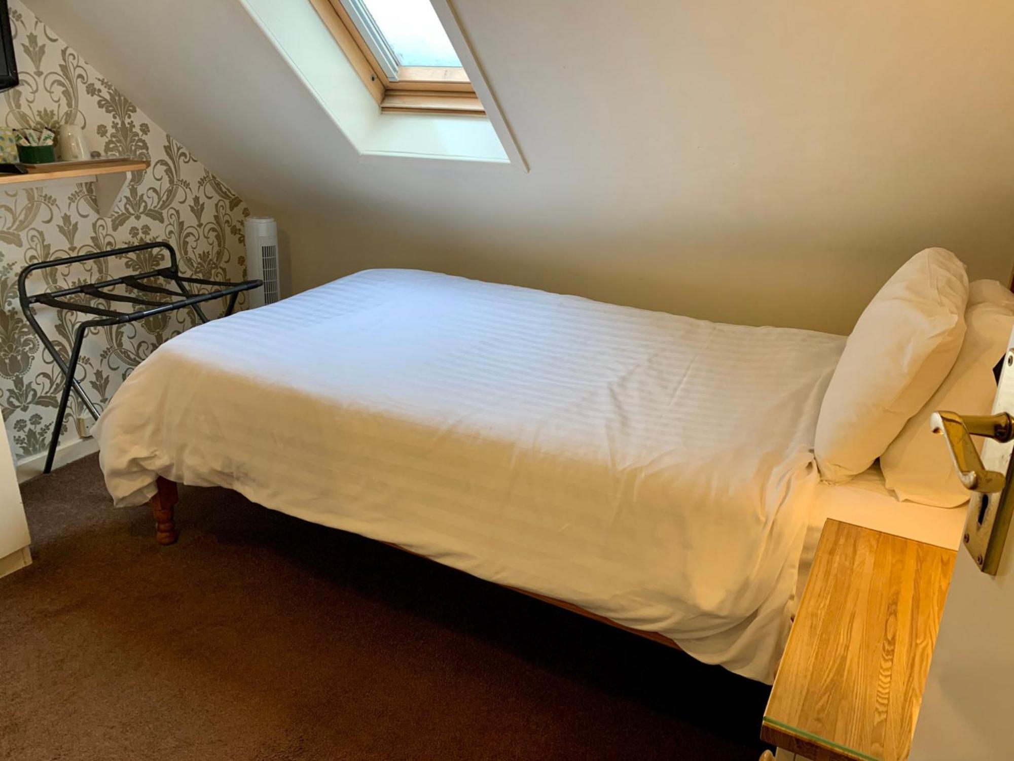 Single Room with Bathroom photo 2