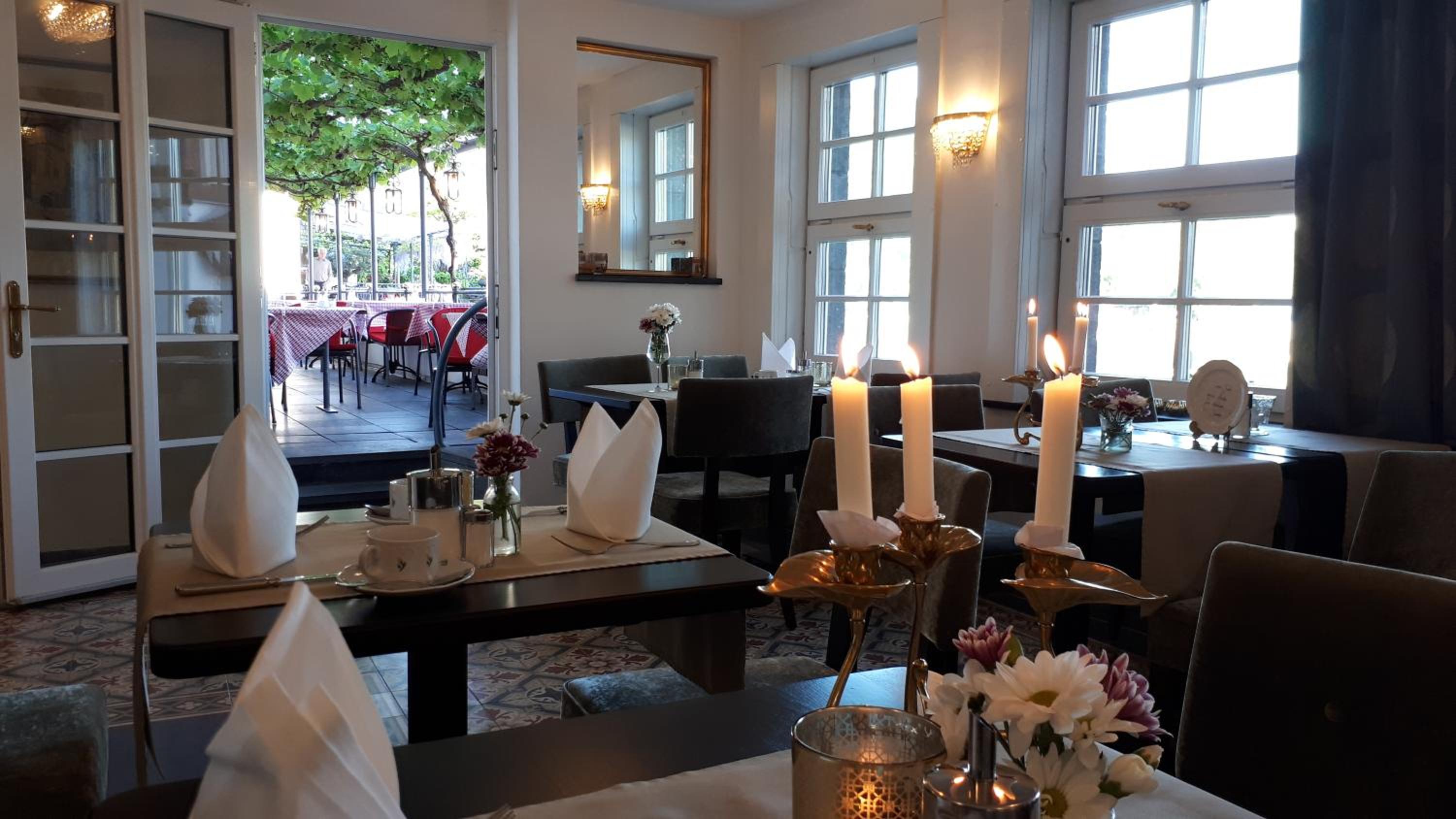 Deluxe double room with Moselle view and king-size bed photo 2
