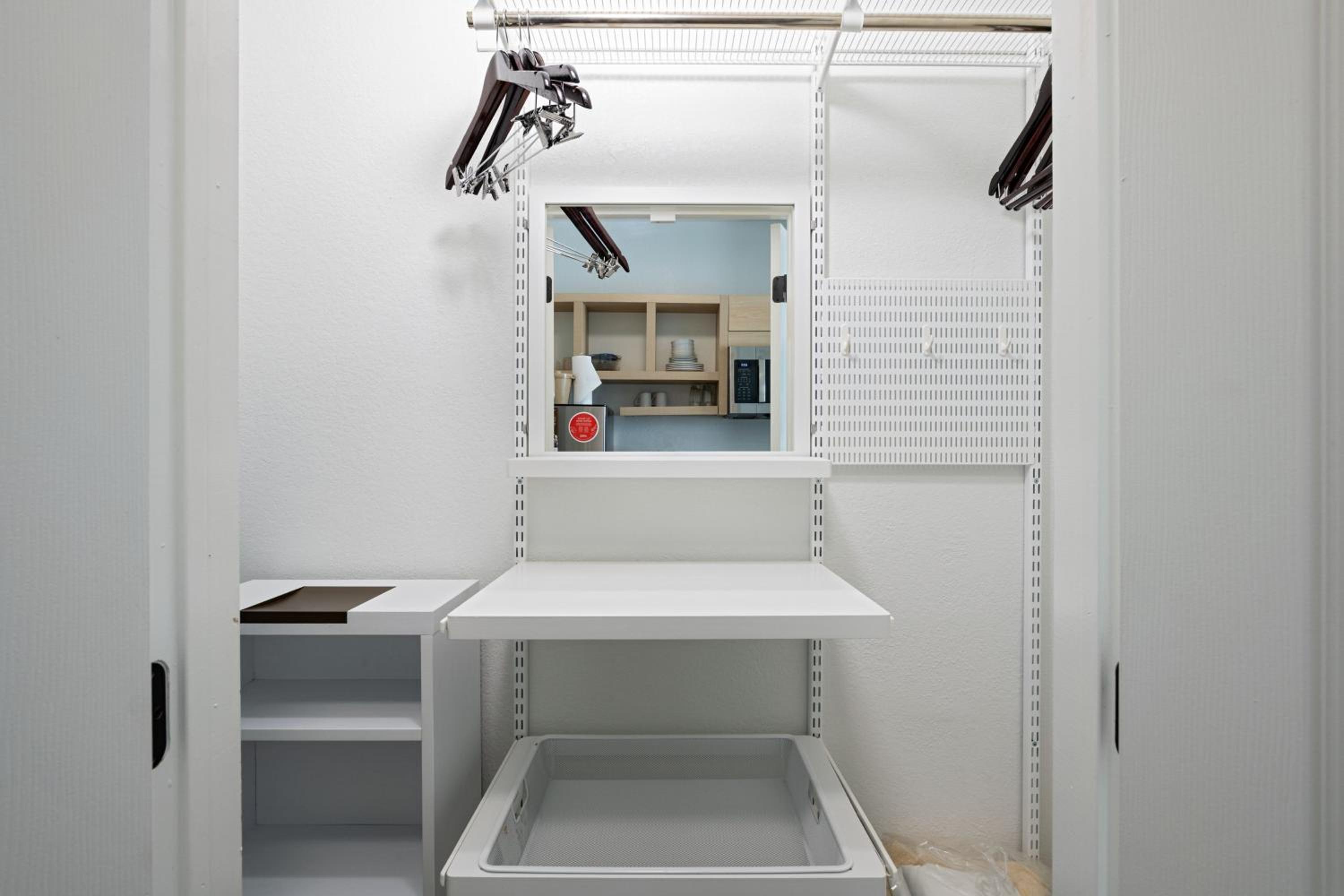 Deluxe King Studio with Sofa Bed - Photo 8