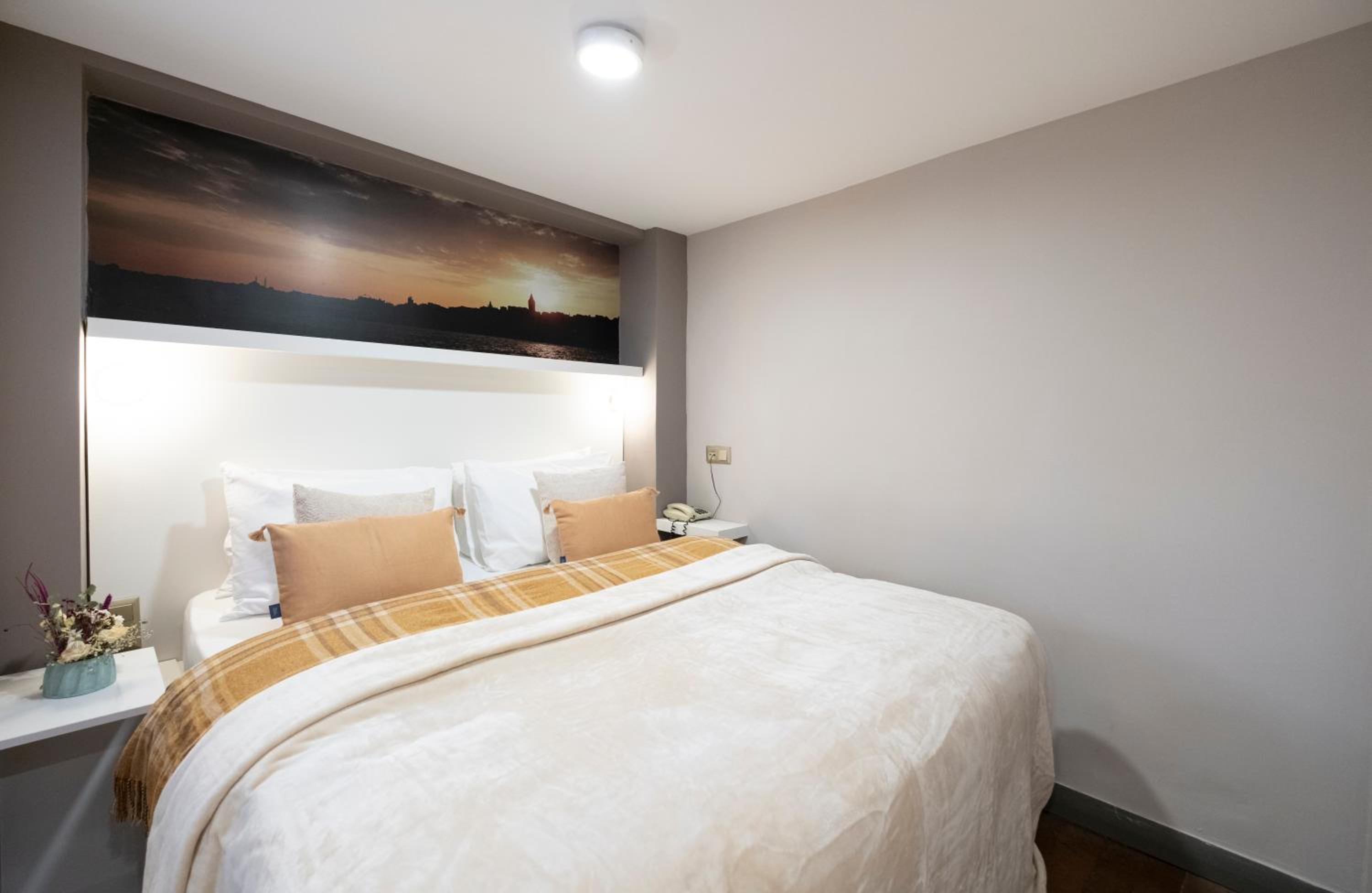 Economy Double Room - No Window Room photo 1