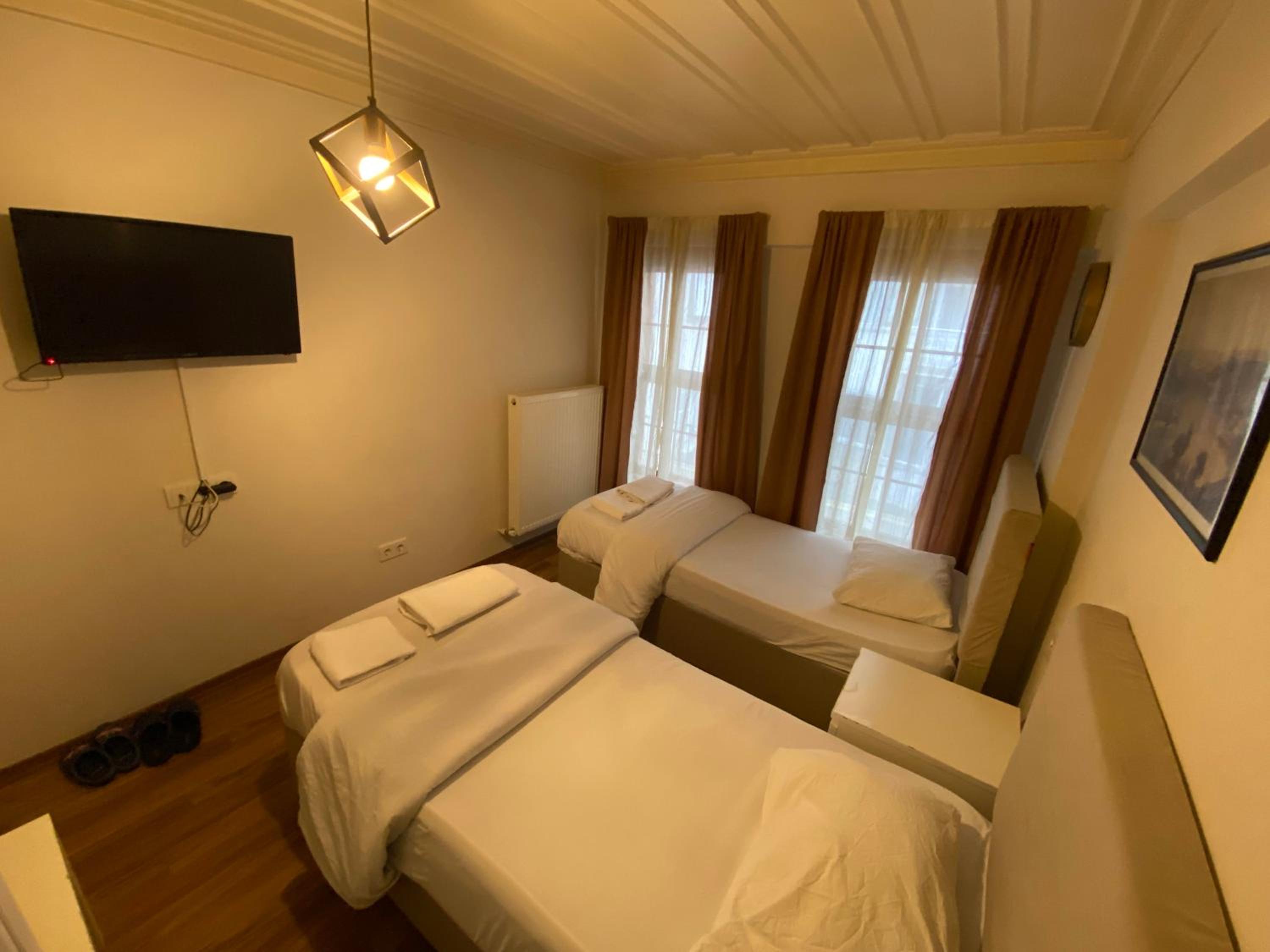 Double or Twin Room with Private Bathroom photo 2