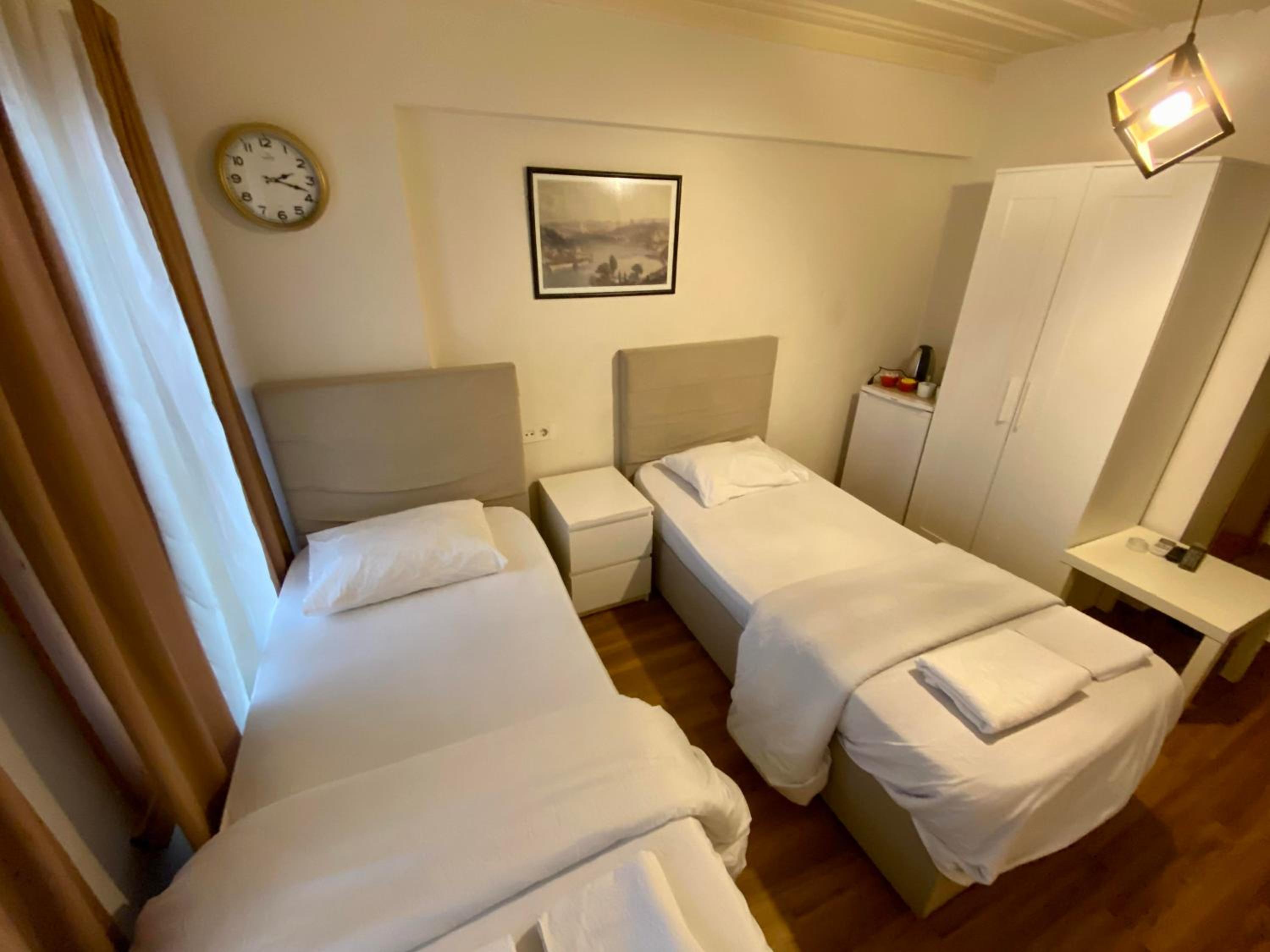 Double or Twin Room with Private Bathroom photo 3