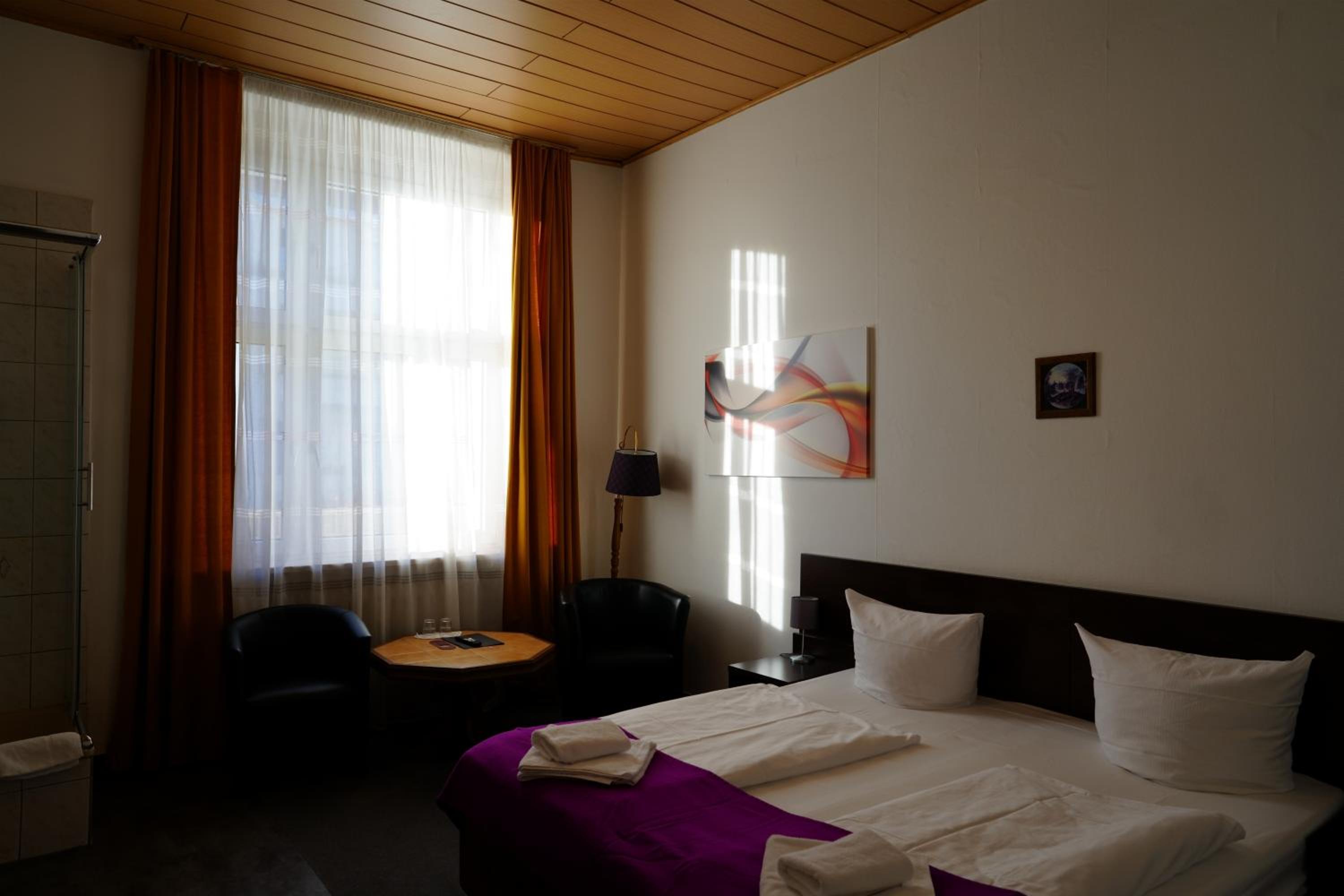 Double Room with shared toilet and private shower photo 2