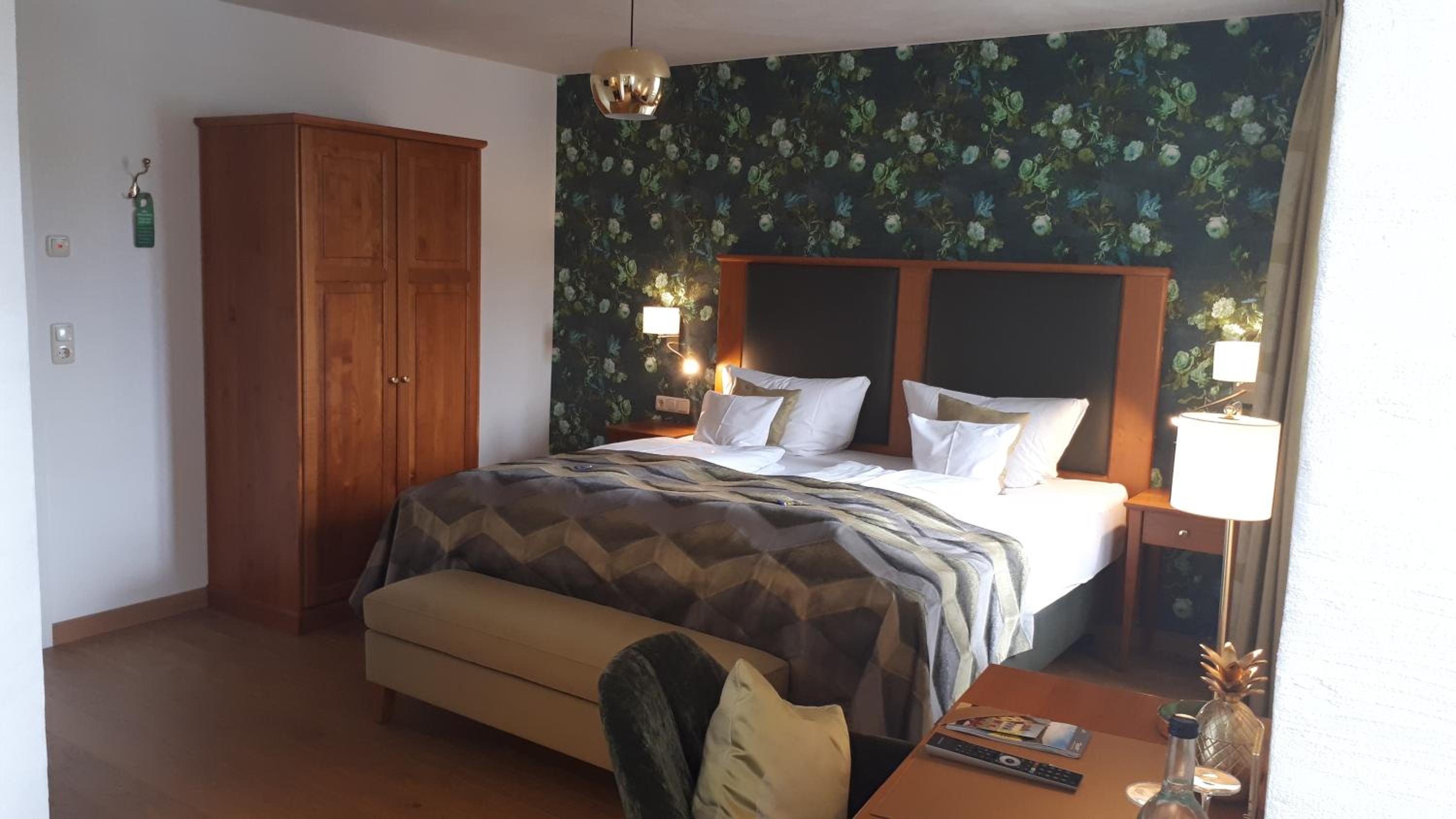 Deluxe double room with Moselle view and king-size bed