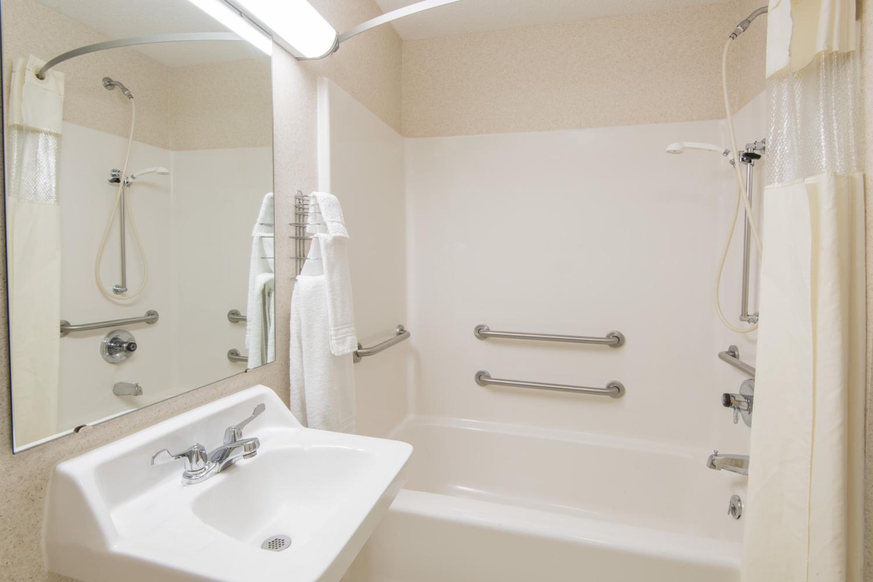 Queen Room - Disability Access- Non-Smoking - Photo 5