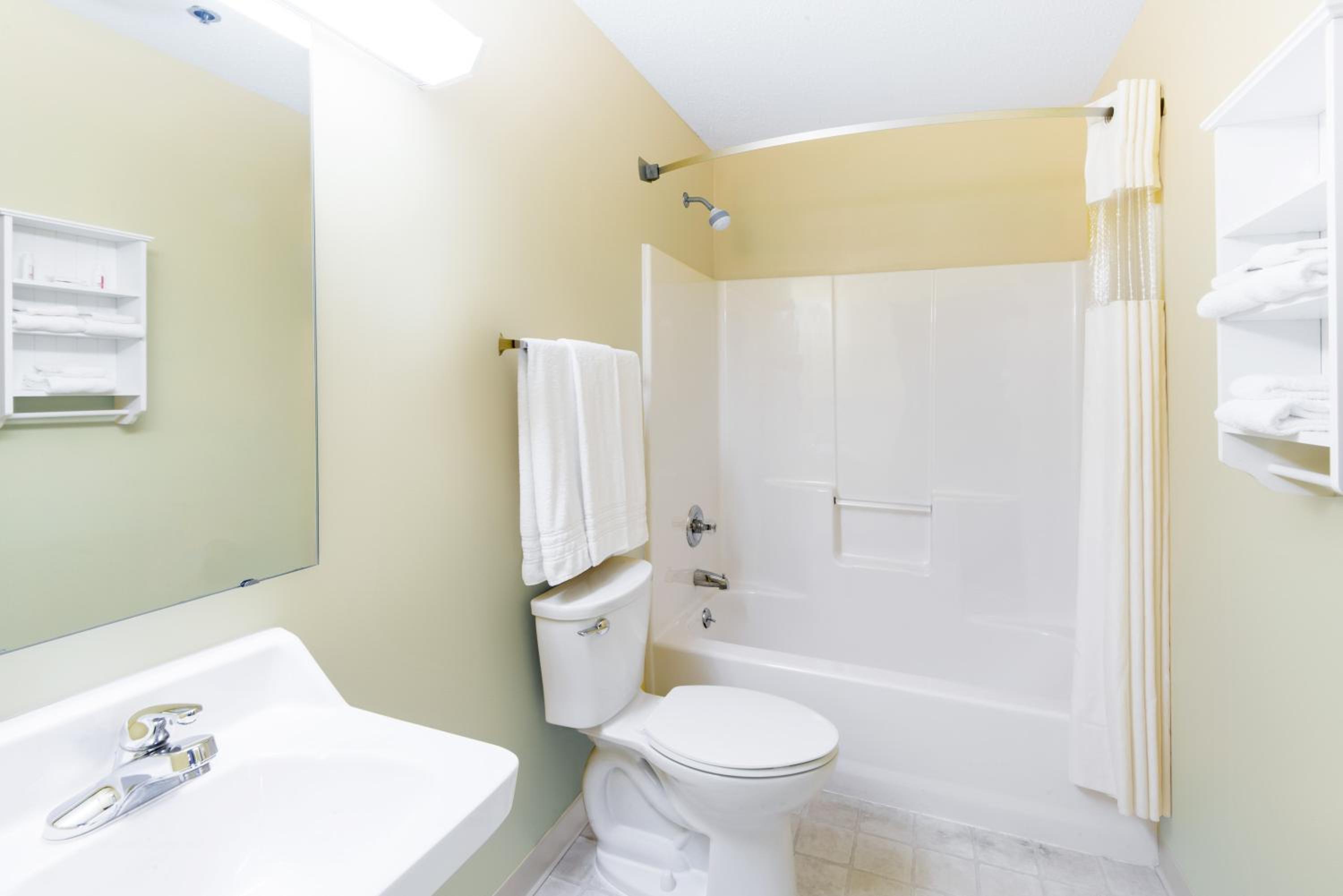 Queen Room - Disability Access- Non-Smoking - Photo 9