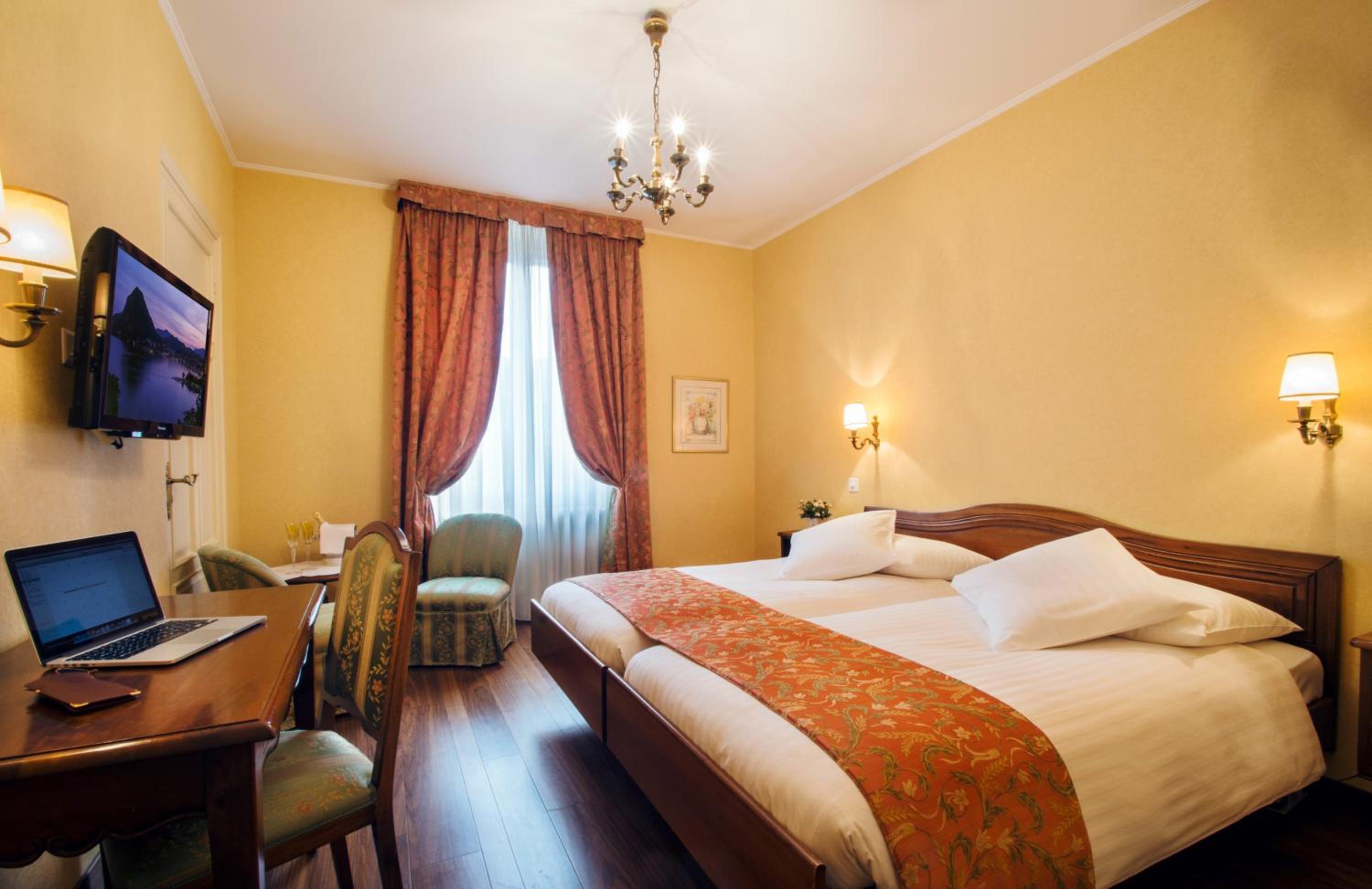 Classic Twin Room with Landmark View