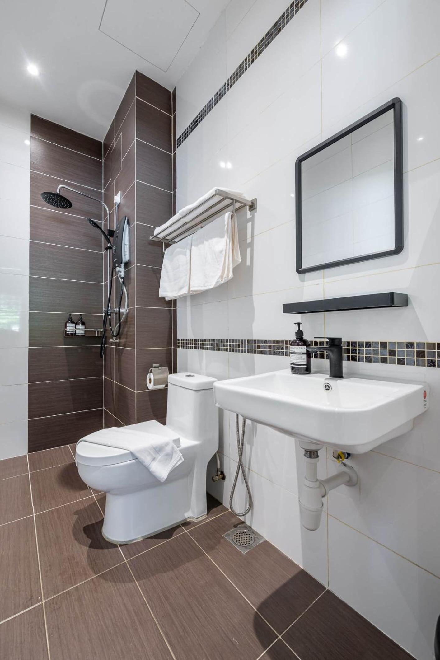 Standard King Room - Photo 12