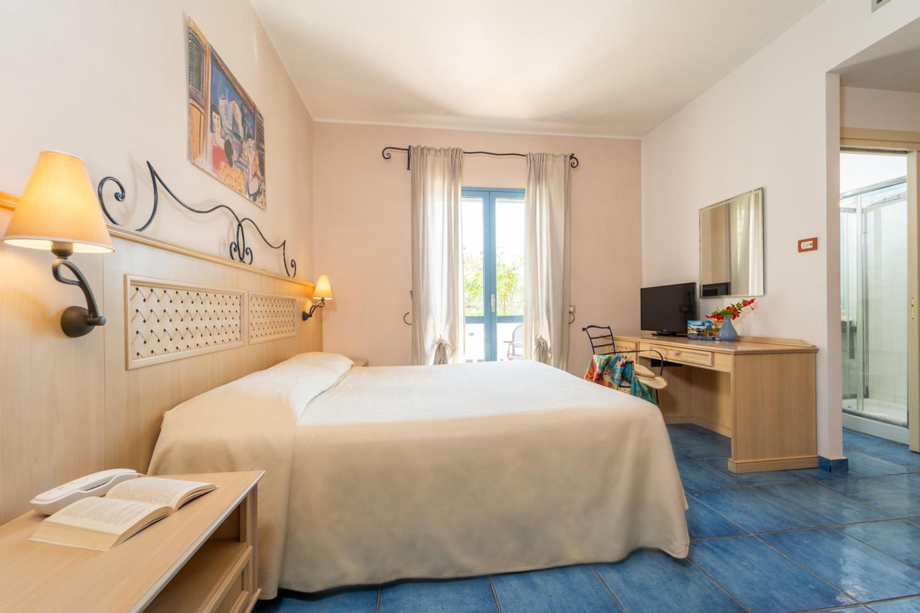 Superior Double or Twin Room with Sea View - Photo 10