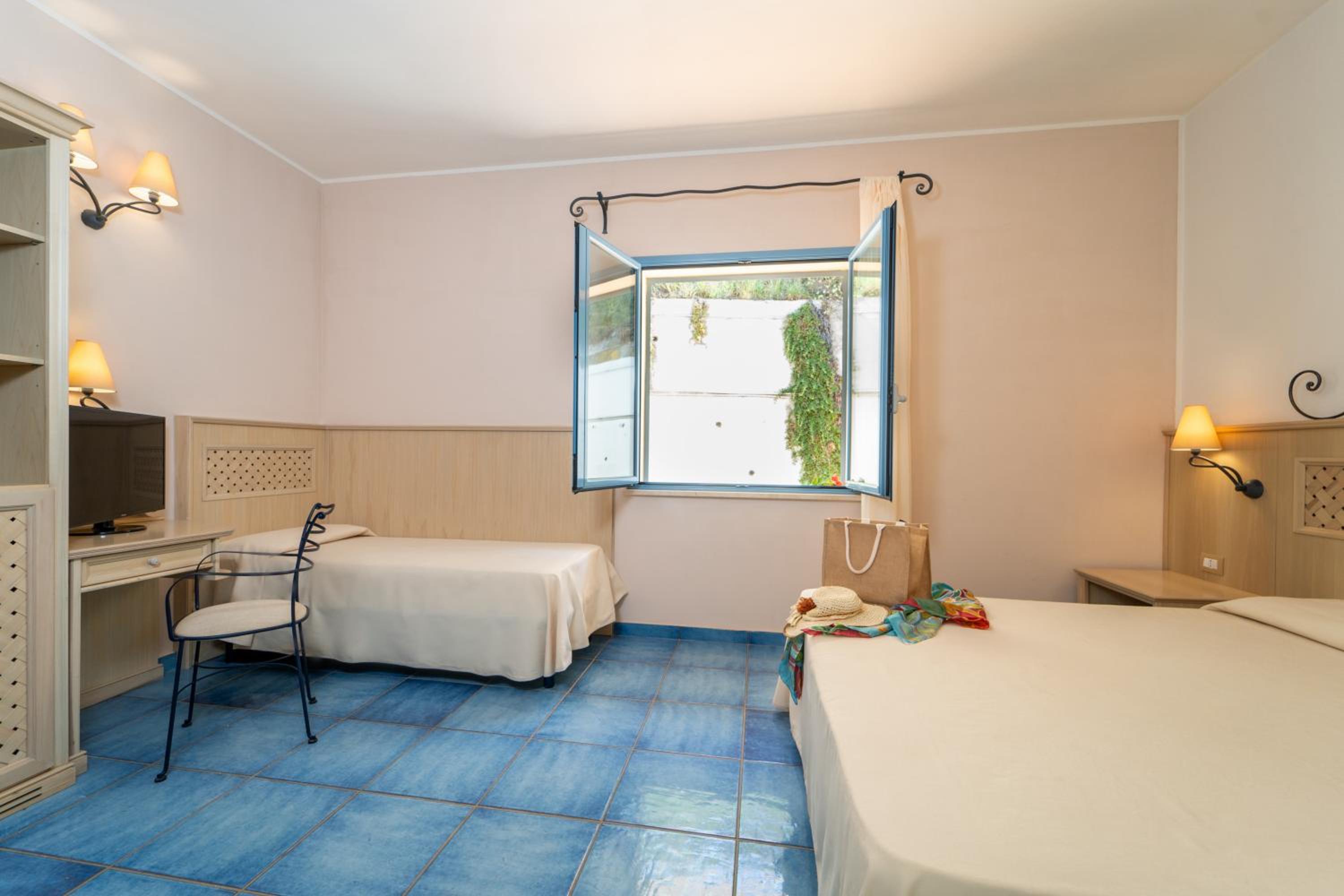 Economy Double Room - Photo 4