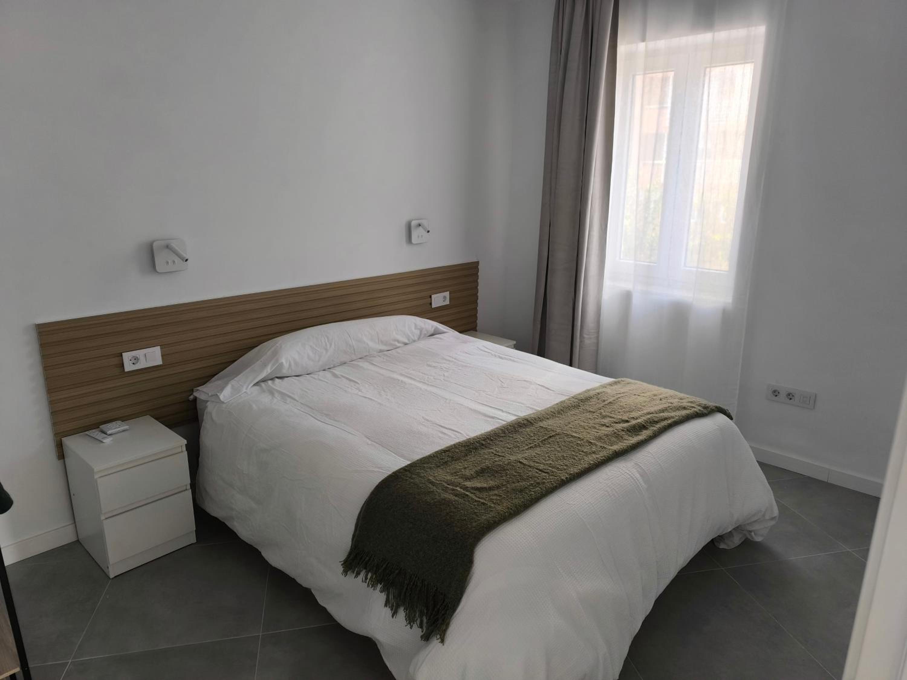 Deluxe One-Bedroom Apartment with City View photo 2