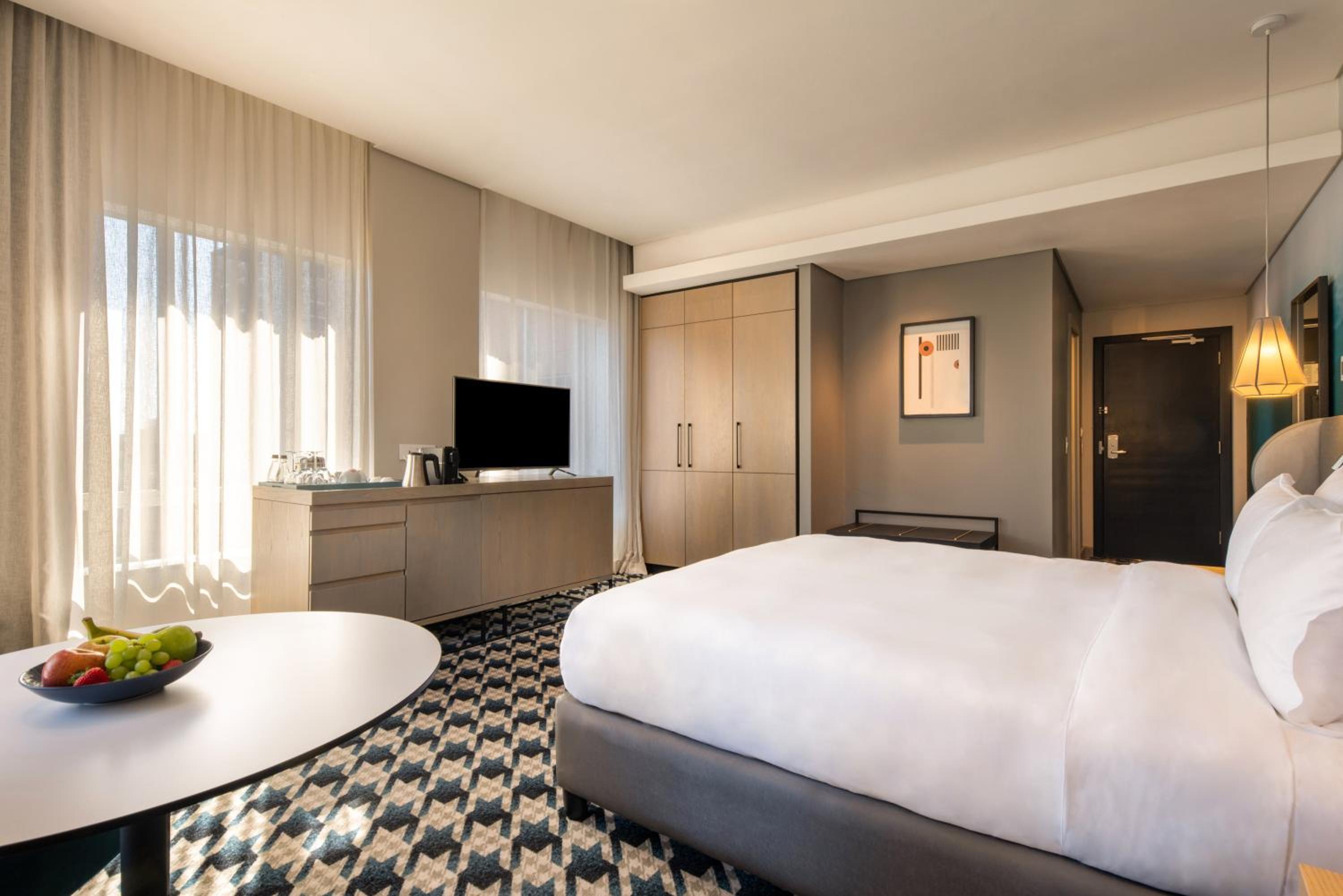 Superior King Room (Shower Only) thumbnail 5