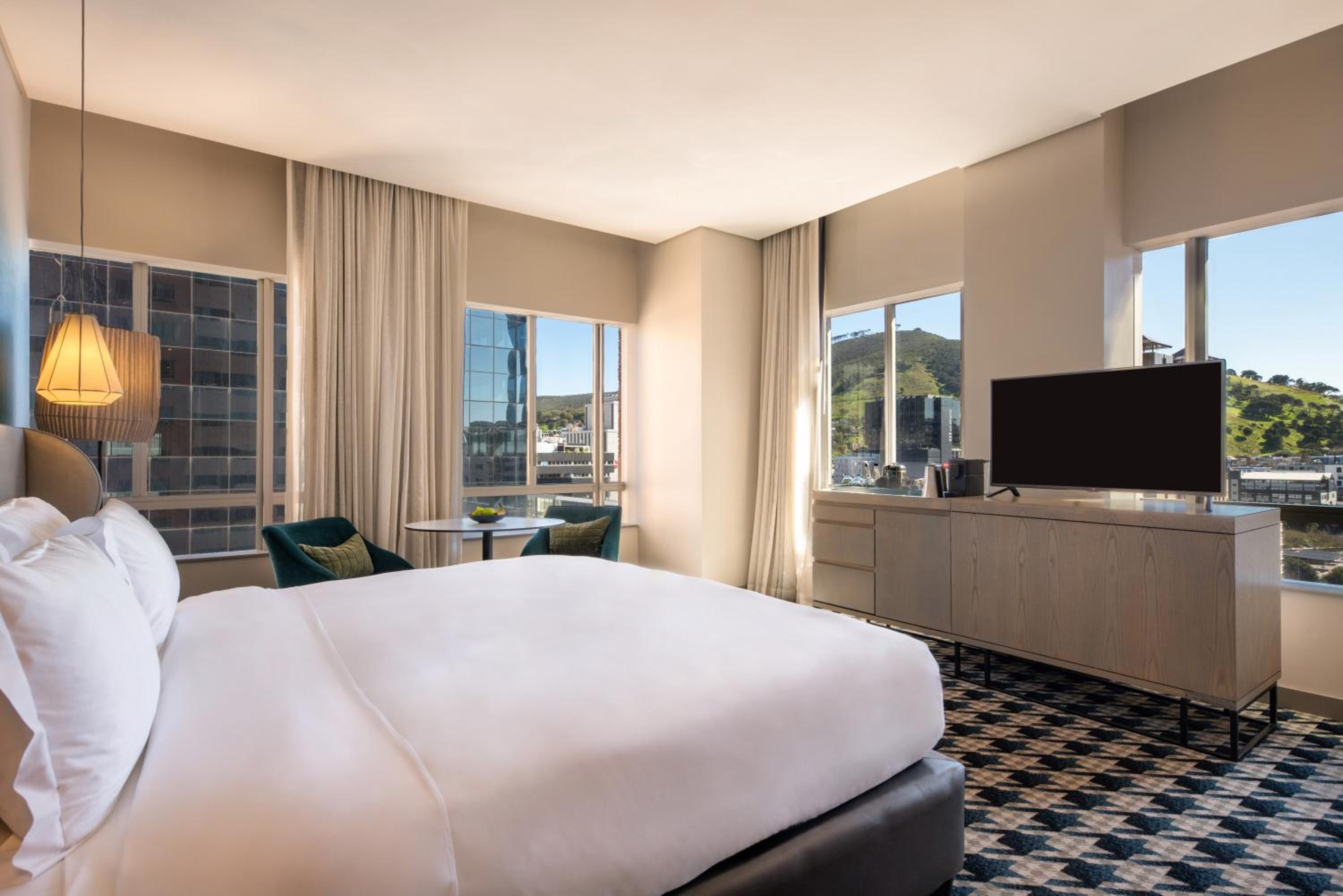 Superior King Room (Shower Only) thumbnail 5