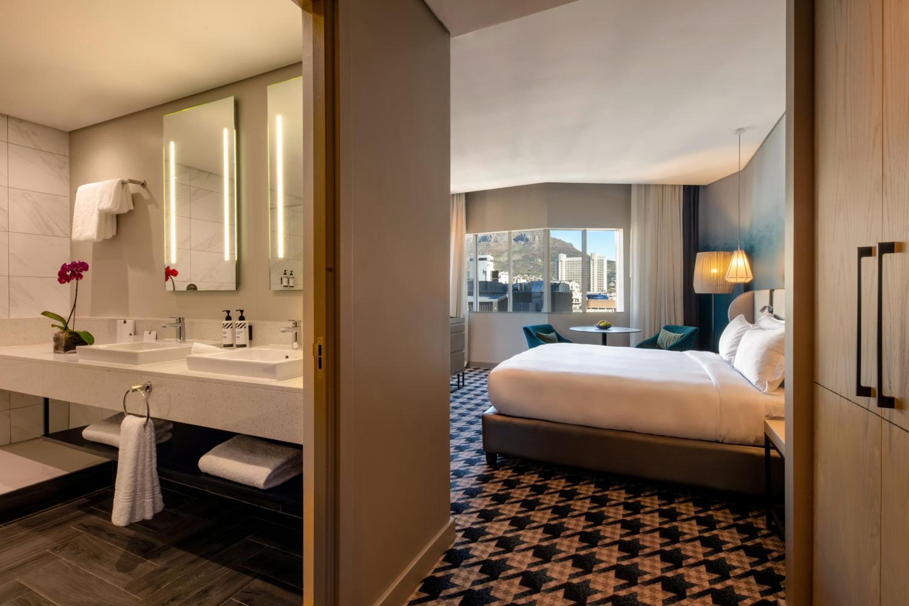 Superior King Room (Shower Only) thumbnail 6